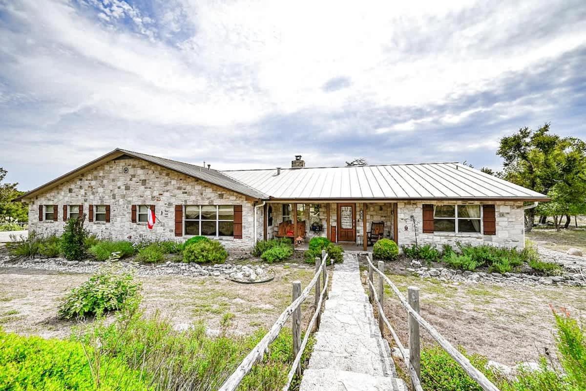 Hill Country Oasis-Deck-BBQ Grill-10 Min to Town!