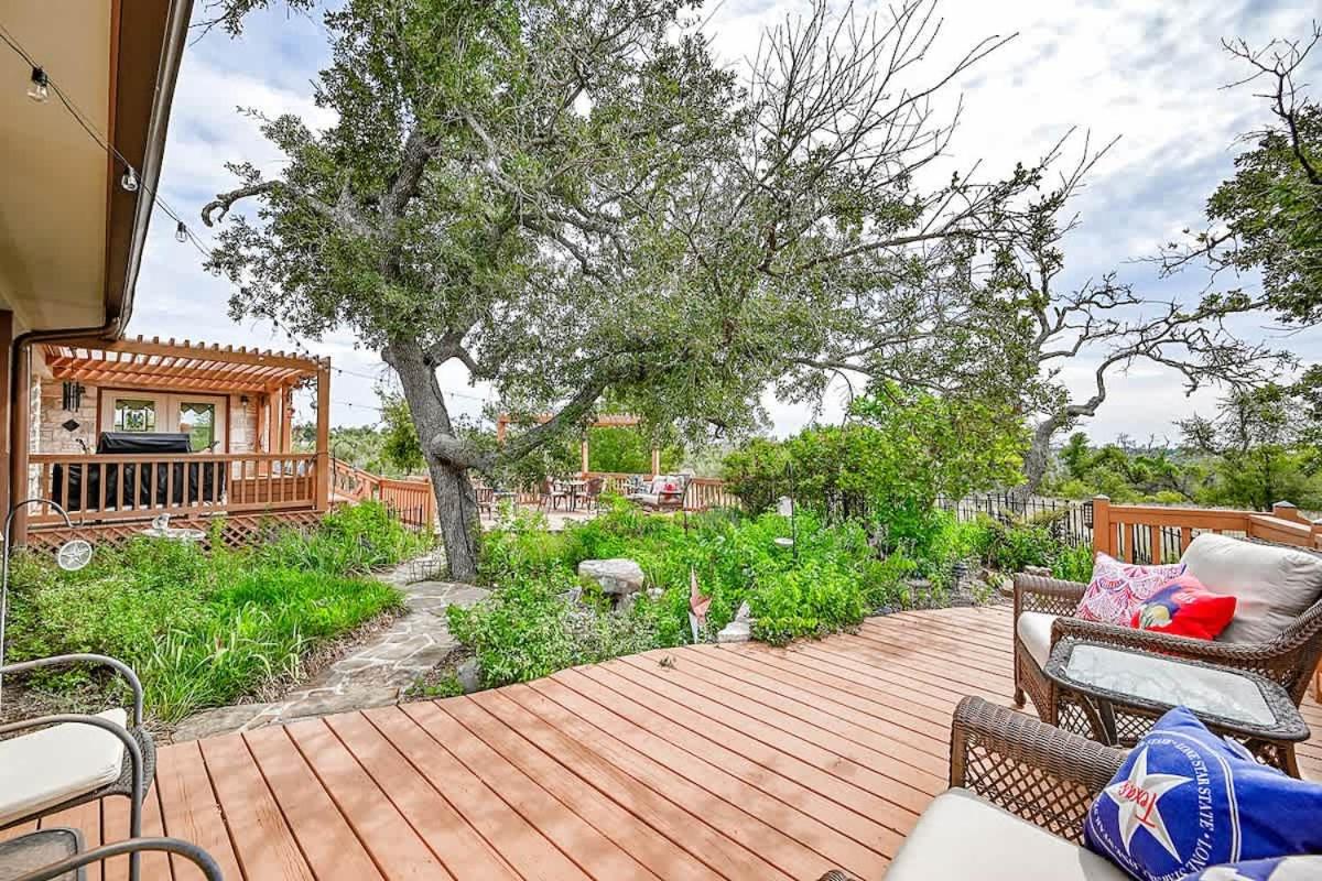 Hill Country Oasis-Deck-BBQ Grill-10 Min to Town!