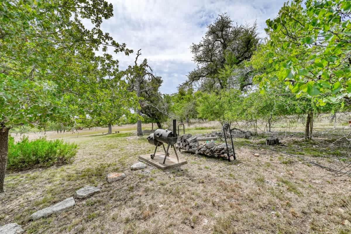 Hill Country Oasis-Deck-BBQ Grill-10 Min to Town!