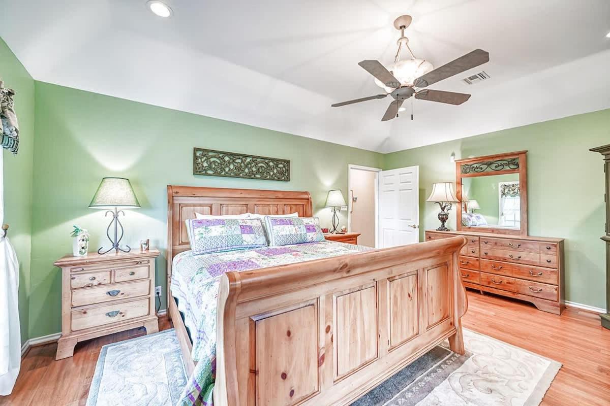 Hill Country Oasis-Deck-BBQ Grill-10 Min to Town!