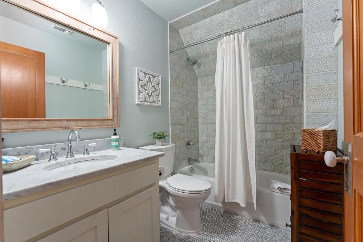 Life is Gruene-Riverfront Luxury-1Mi To GrueneHall