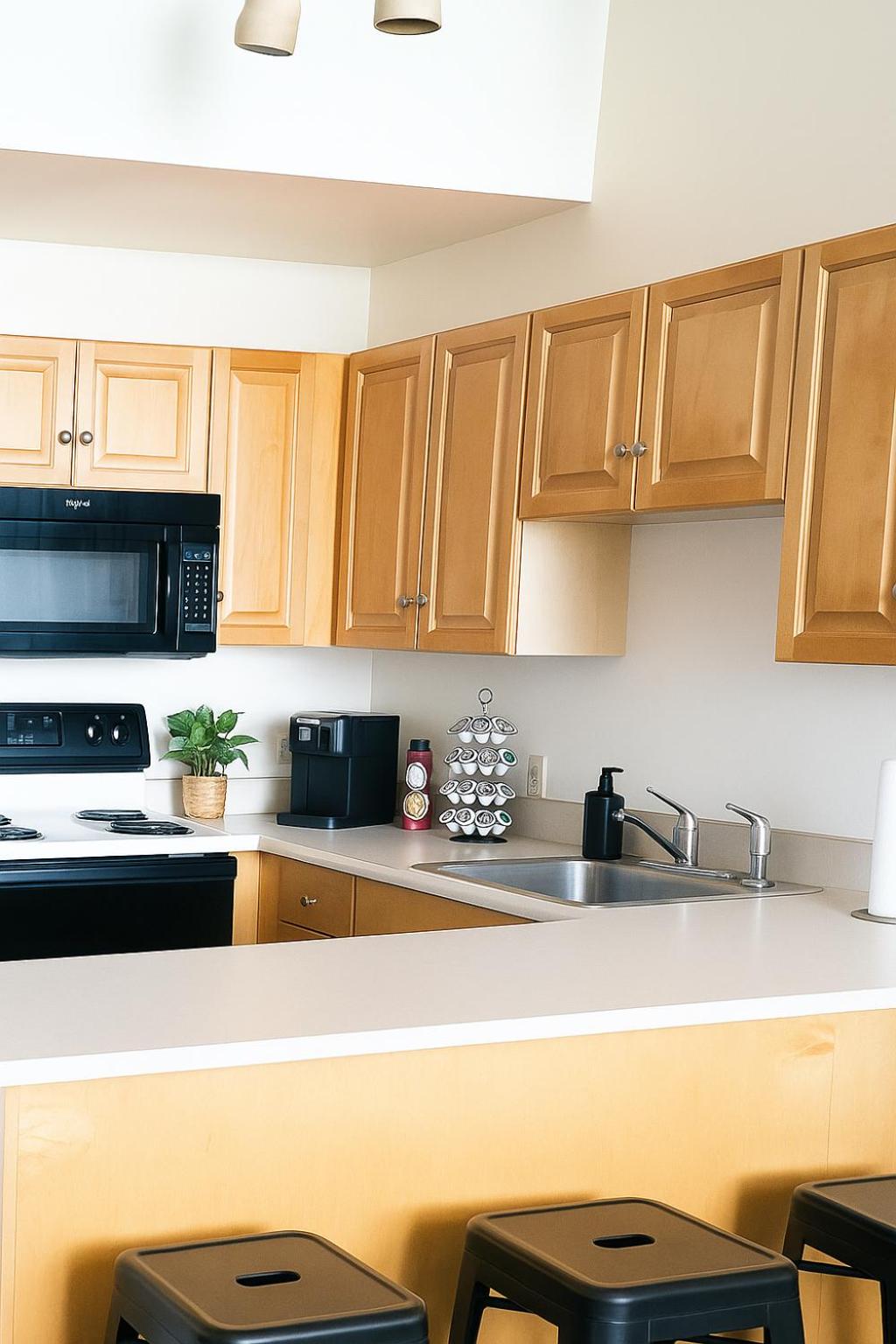 Spacious Loft with Fireplace - near CSU, Playhouse, Progressive field, R&R Hall of Fame with Gym & Sauna and Sleeps 12