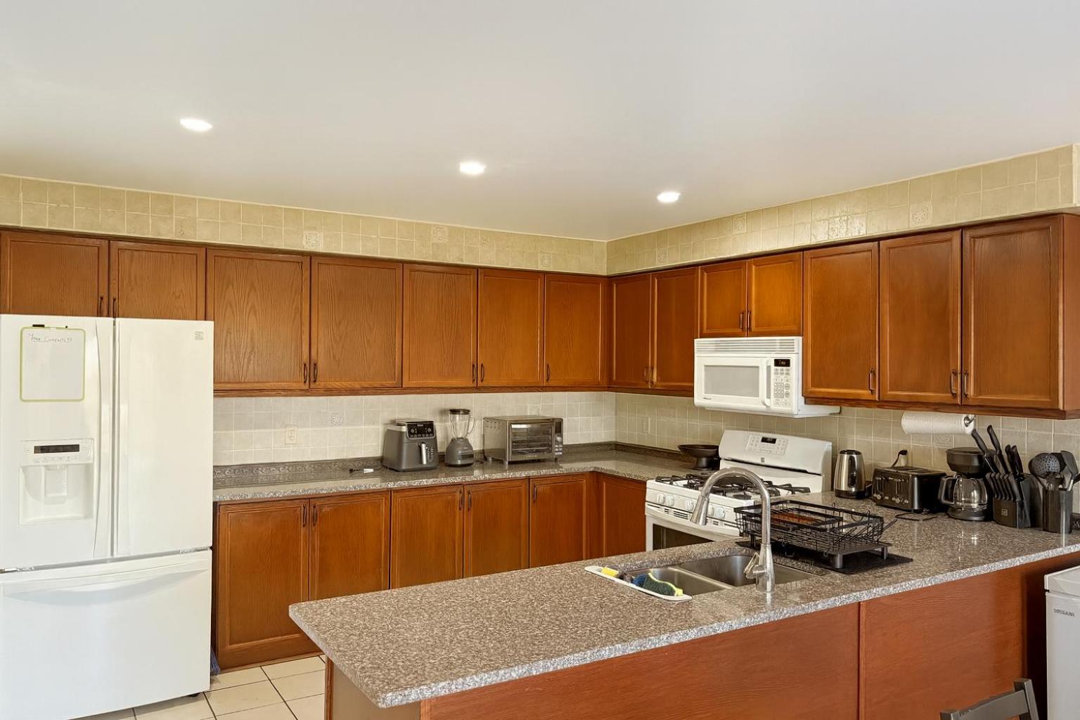 Cozy & Spacious 4BR Orangeville Home with Free Parking, Laundry & Patio! 10 Min Walk to Headwaters Hospital, 5 Min Drive to Mount Alverno! Ideal for Medica