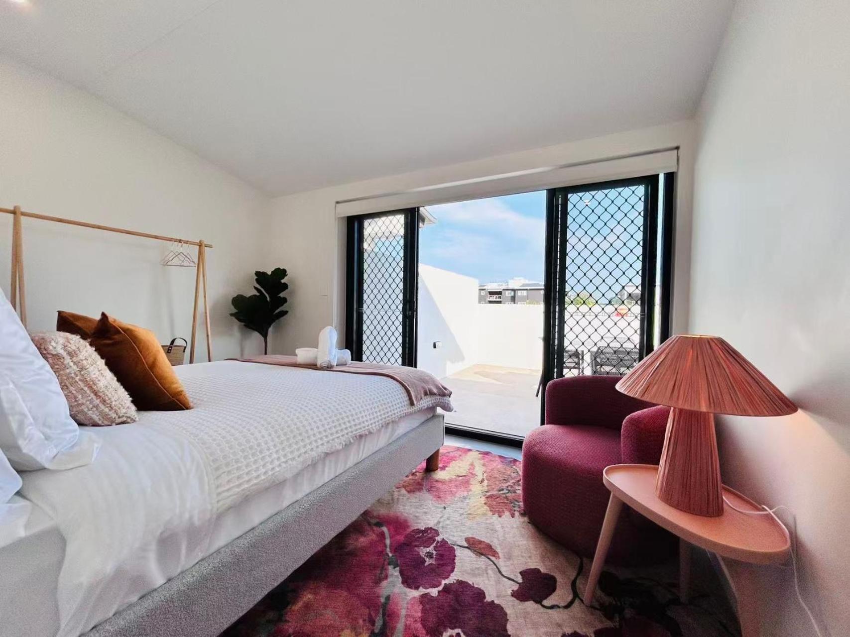 Spacious 3BR Hilltop Retreat with Views, Parking, EV Friendly