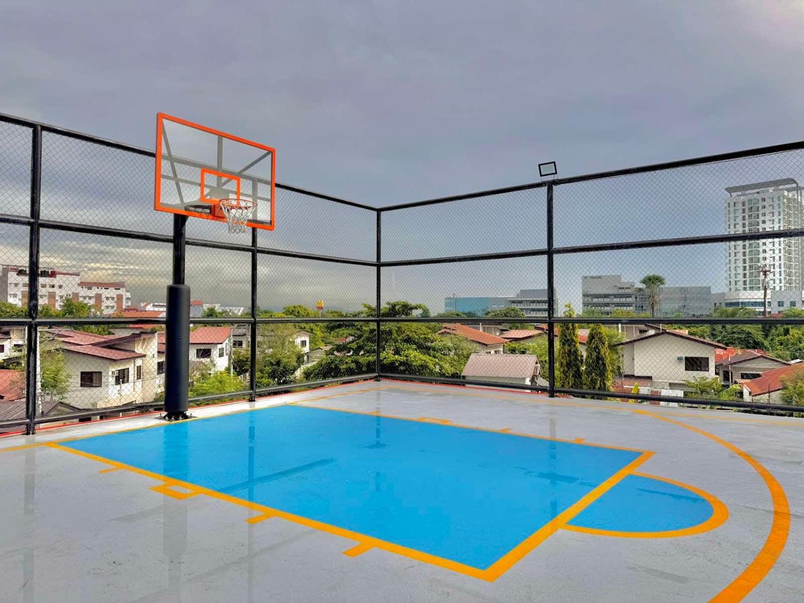 Luxe Bed Free Wi-Fi Movie streaming Pool Gym Near Airport and Mactan Newtown