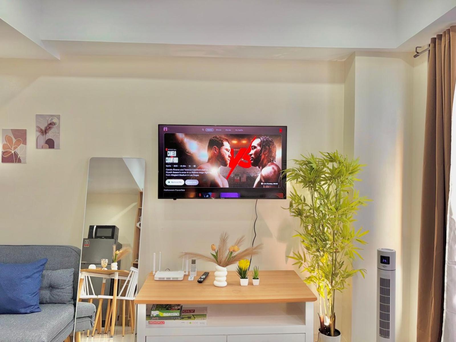 Luxe Bed Free Wi-Fi Movie streaming Pool Gym Near Airport and Mactan Newtown