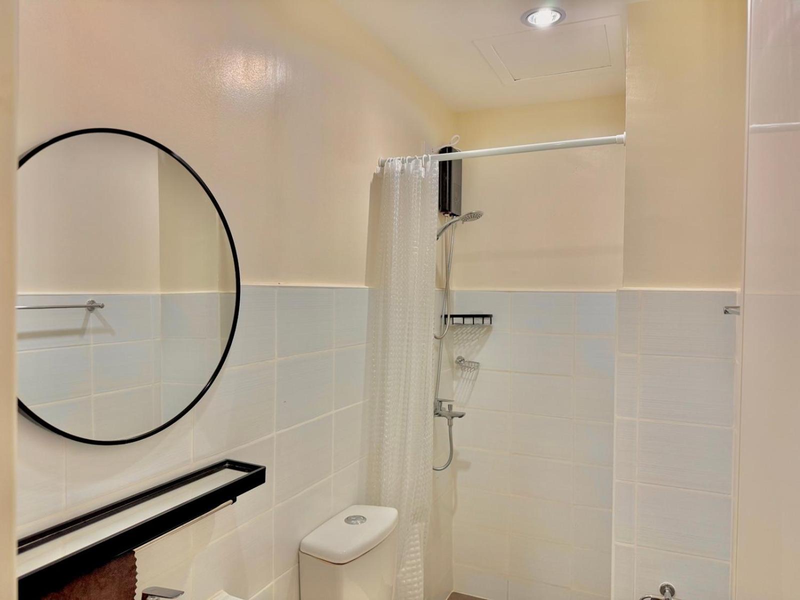 Luxe Bed Free Wi-Fi Movie streaming Pool Gym Near Airport and Mactan Newtown