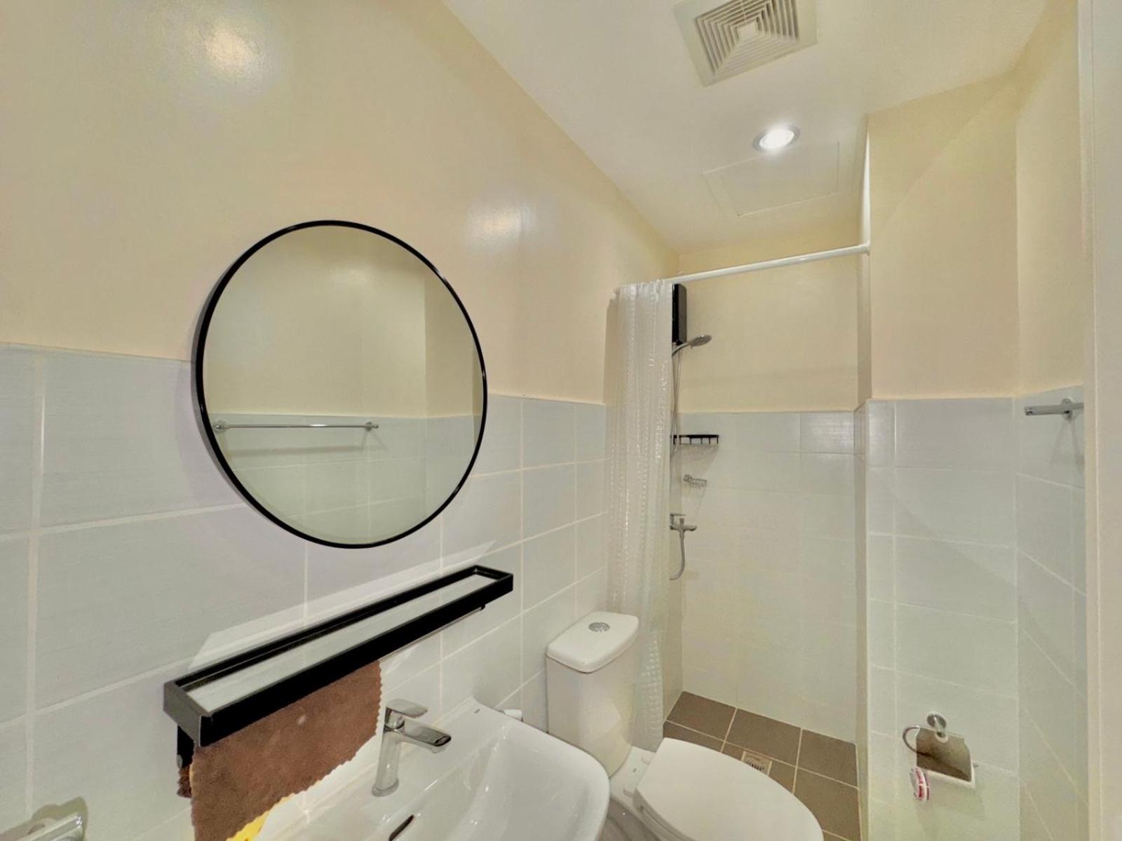 Luxe Bed Free Wi-Fi Movie streaming Pool Gym Near Airport and Mactan Newtown