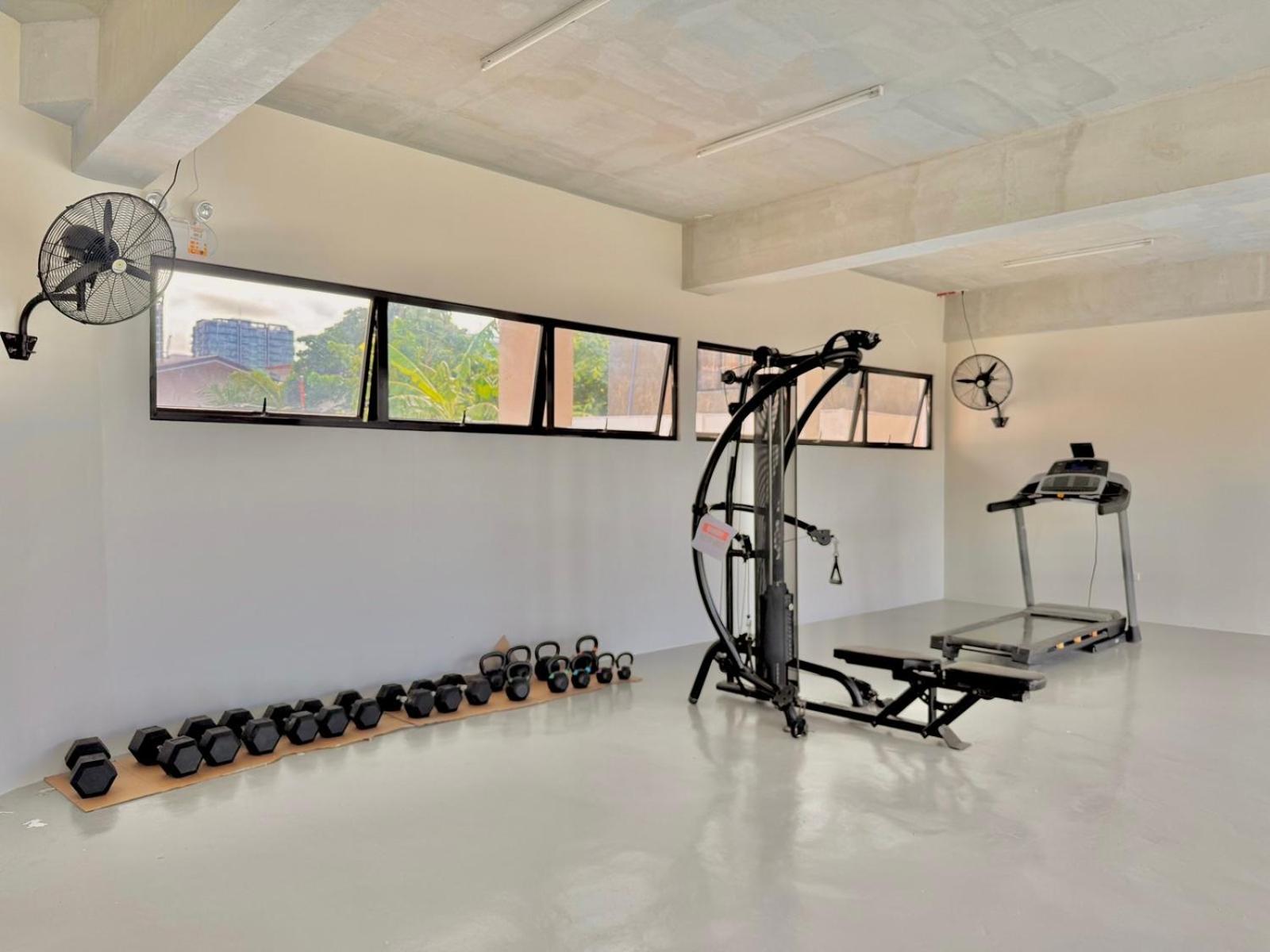 Luxe Bed Free Wi-Fi Movie streaming Pool Gym Near Airport and Mactan Newtown