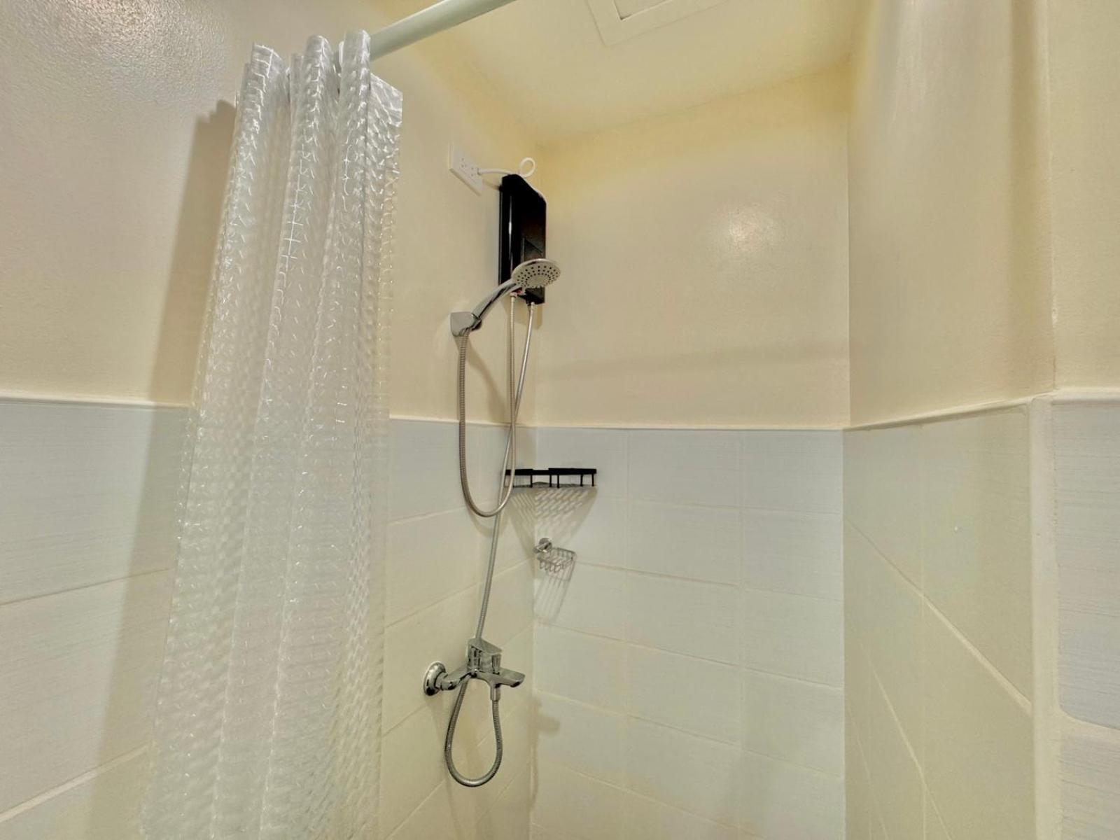 Luxe Bed Free Wi-Fi Movie streaming Pool Gym Near Airport and Mactan Newtown