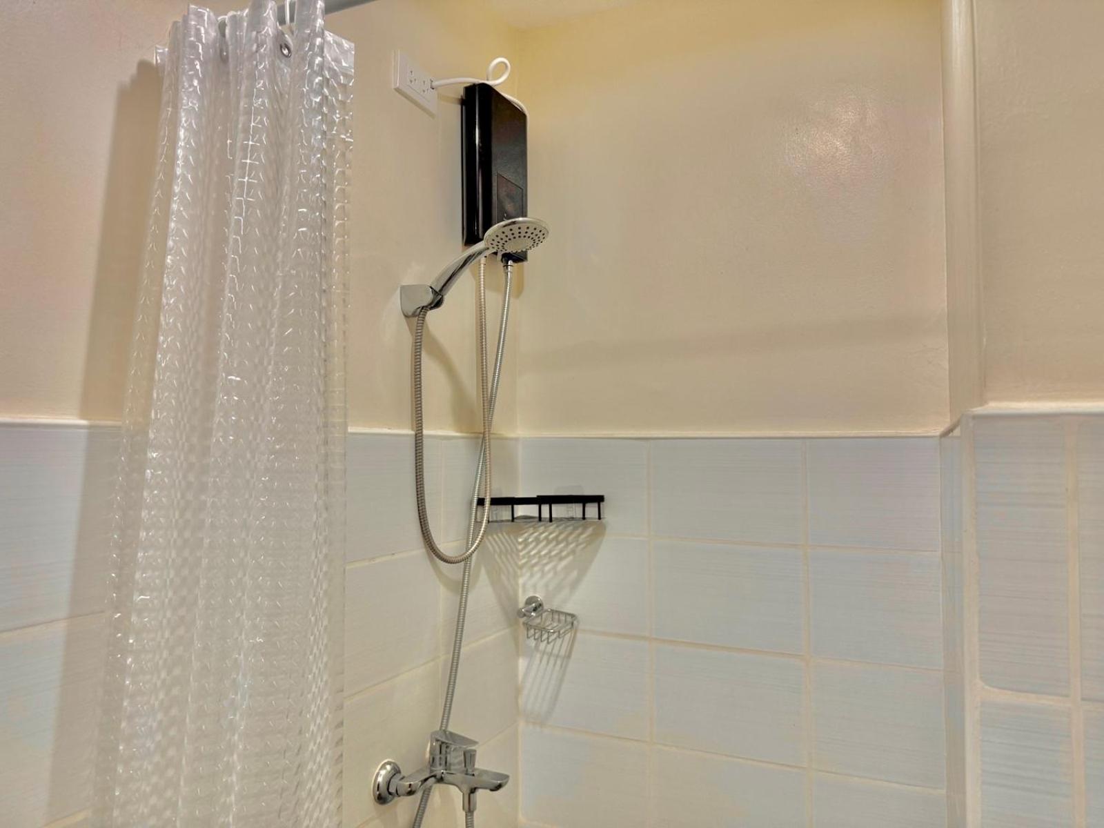 Luxe Bed Free Wi-Fi Movie streaming Pool Gym Near Airport and Mactan Newtown