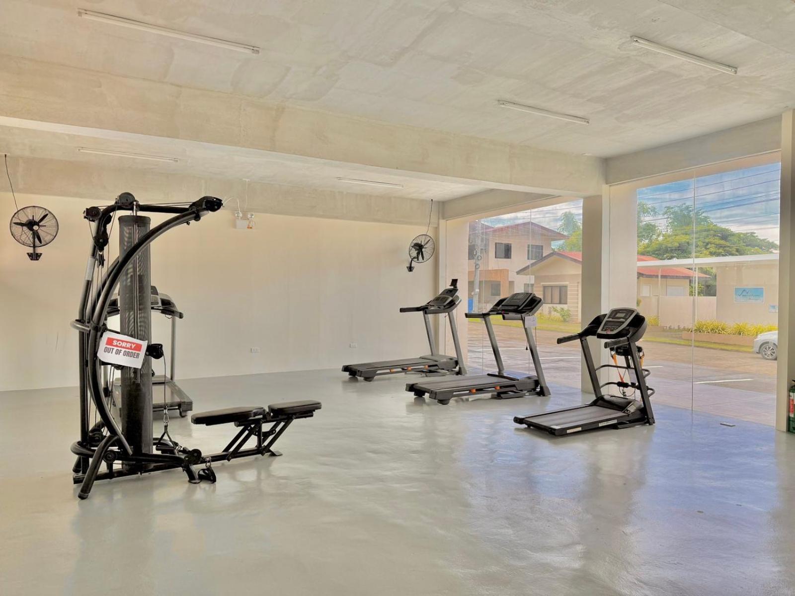 Luxe Bed Free Wi-Fi Movie streaming Pool Gym Near Airport and Mactan Newtown
