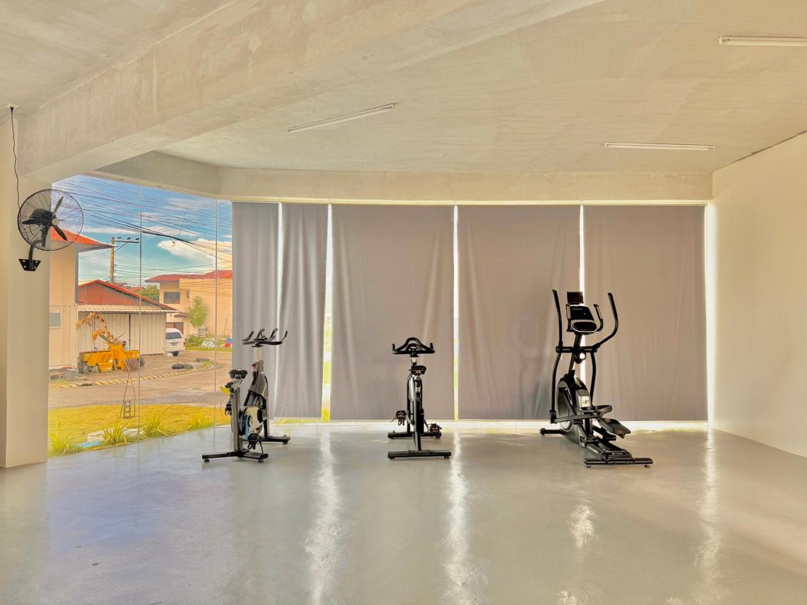 Luxe Bed Free Wi-Fi Movie streaming Pool Gym Near Airport and Mactan Newtown