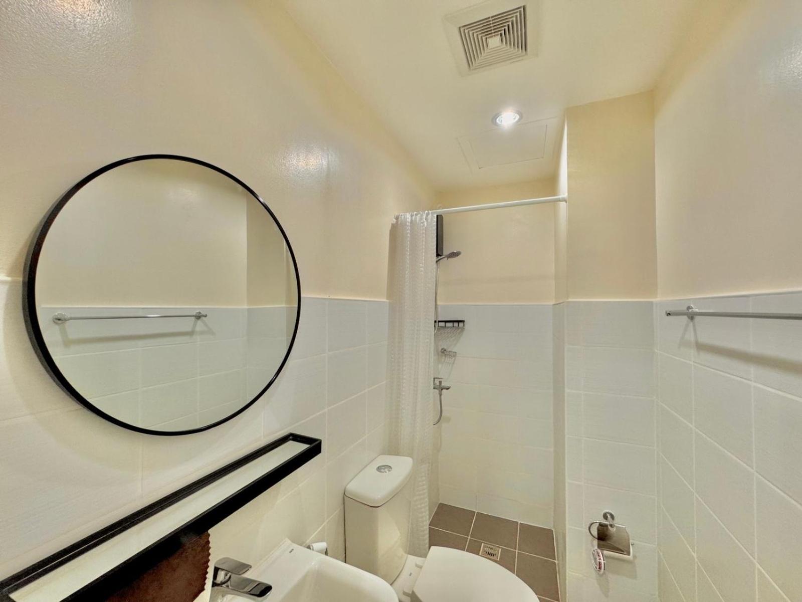 Luxe Bed Free Wi-Fi Movie streaming Pool Gym Near Airport and Mactan Newtown