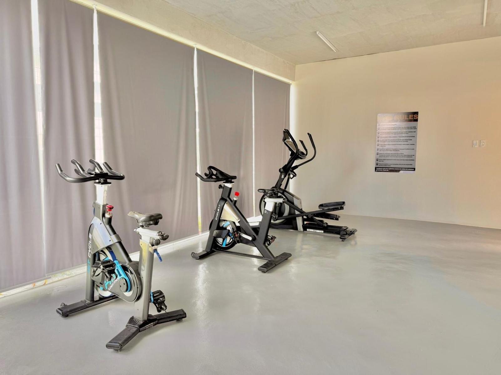 Luxe Bed Free Wi-Fi Movie streaming Pool Gym Near Airport and Mactan Newtown