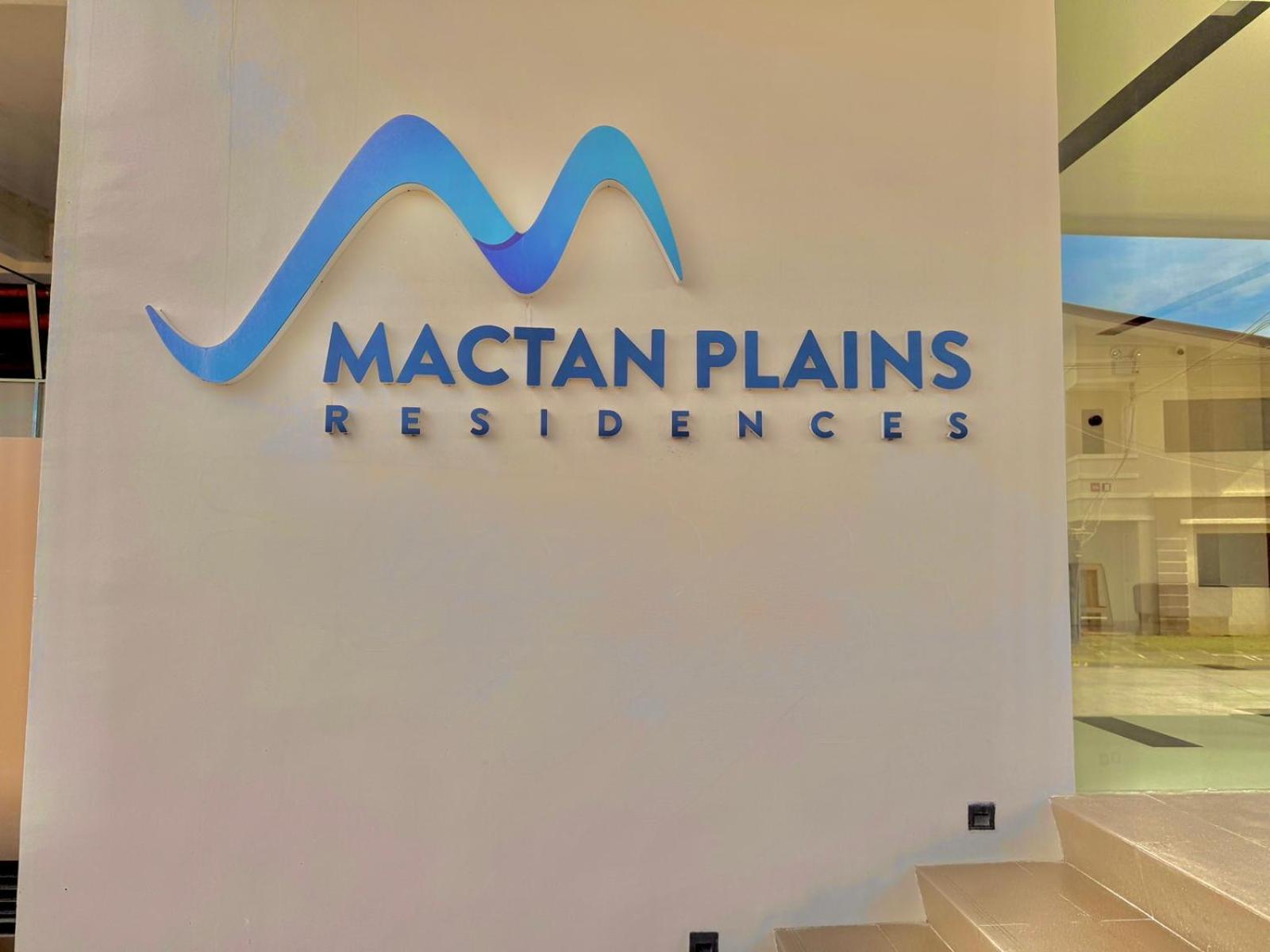 Luxe Bed Free Wi-Fi Movie streaming Pool Gym Near Airport and Mactan Newtown