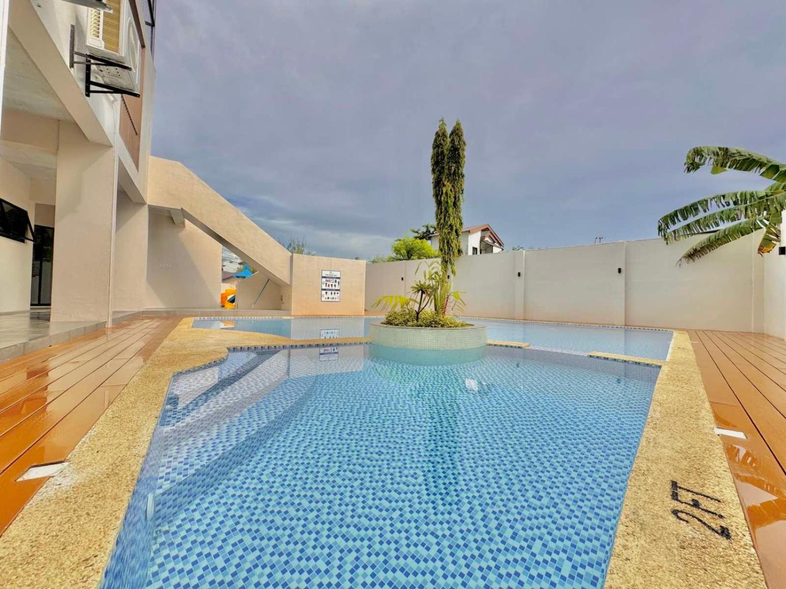 Luxe Bed Free Wi-Fi Movie streaming Pool Gym Near Airport and Mactan Newtown