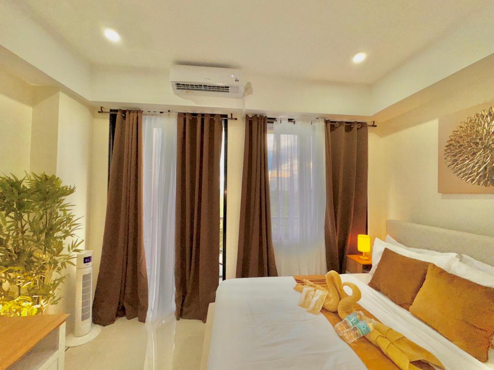 Luxe Bed Free Wi-Fi Movie streaming Pool Gym Near Airport and Mactan Newtown