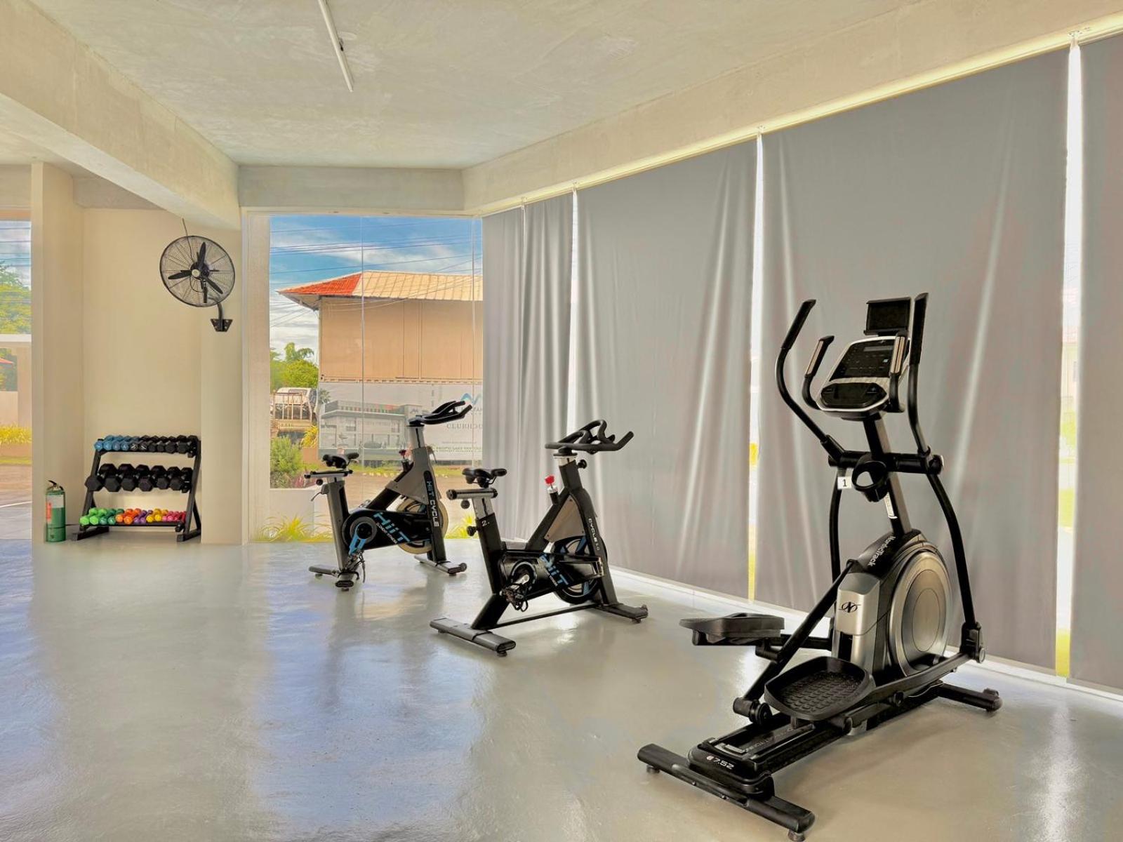 Luxe Bed Free Wi-Fi Movie streaming Pool Gym Near Airport and Mactan Newtown