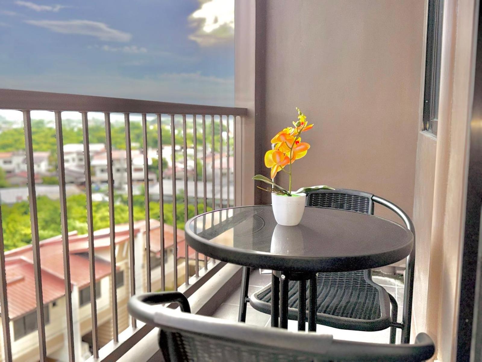 Luxe Bed Free Wi-Fi Movie streaming Pool Gym Near Airport and Mactan Newtown