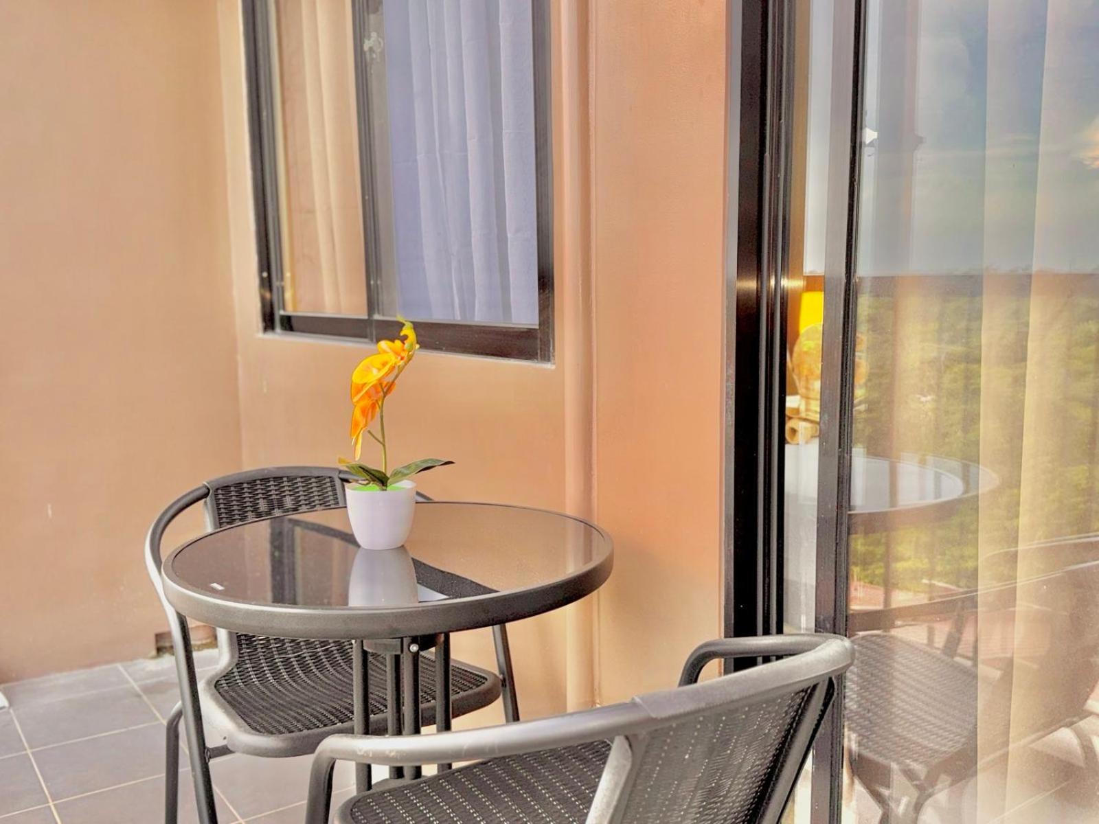 Luxe Bed Free Wi-Fi Movie streaming Pool Gym Near Airport and Mactan Newtown