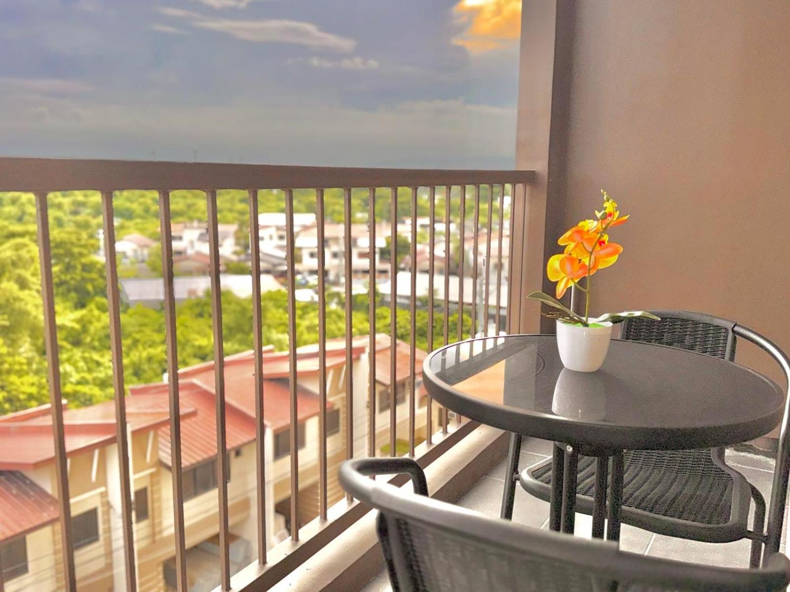 Luxe Bed Free Wi-Fi Movie streaming Pool Gym Near Airport and Mactan Newtown