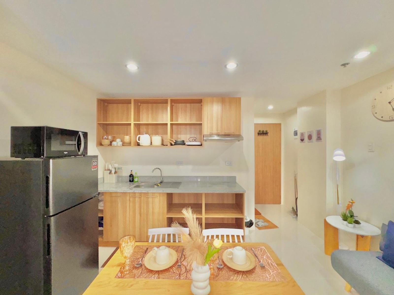 Luxe Bed Free Wi-Fi Movie streaming Pool Gym Near Airport and Mactan Newtown