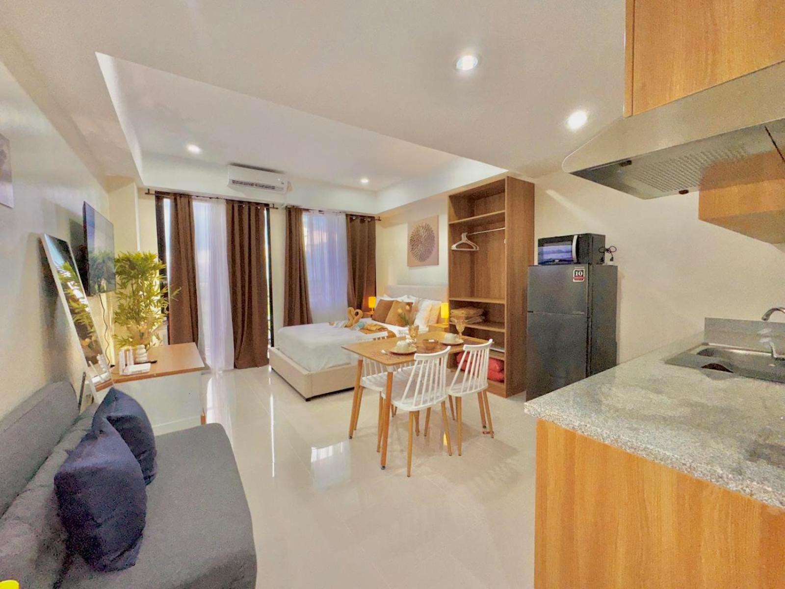 Luxe Bed Free Wi-Fi Movie streaming Pool Gym Near Airport and Mactan Newtown