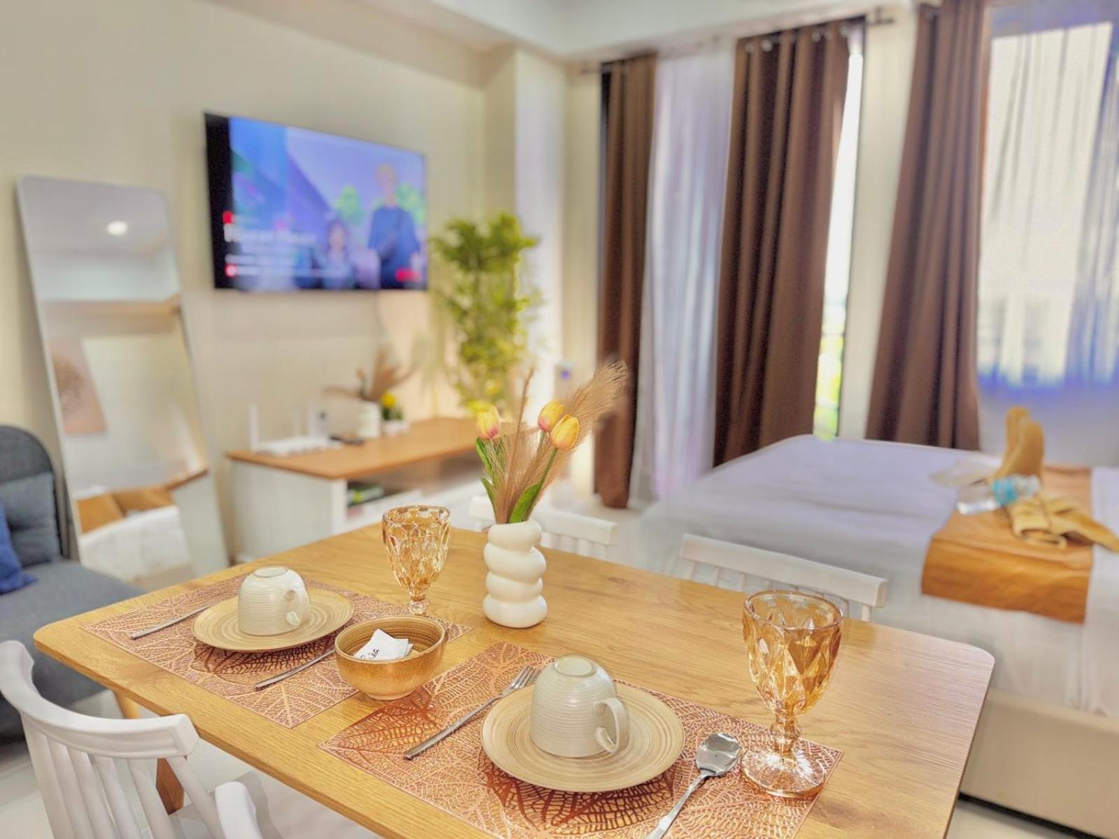 Luxe Bed Free Wi-Fi Movie streaming Pool Gym Near Airport and Mactan Newtown