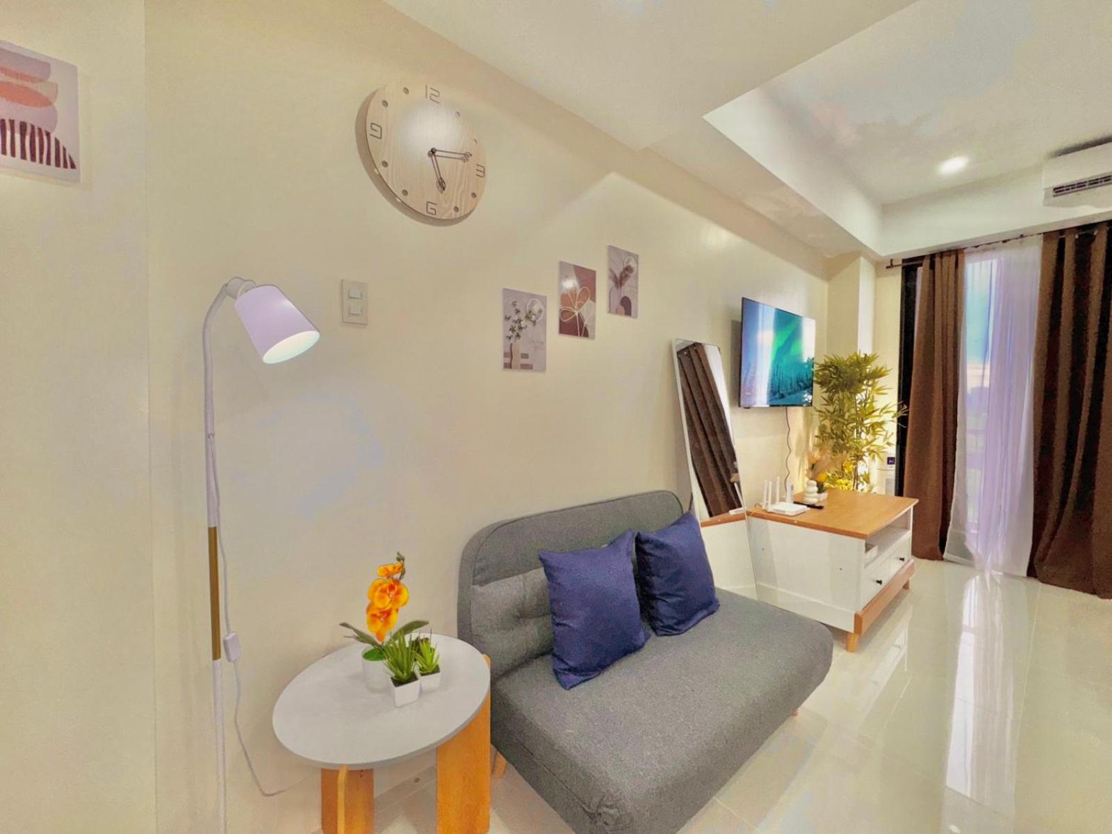 Luxe Bed Free Wi-Fi Movie streaming Pool Gym Near Airport and Mactan Newtown