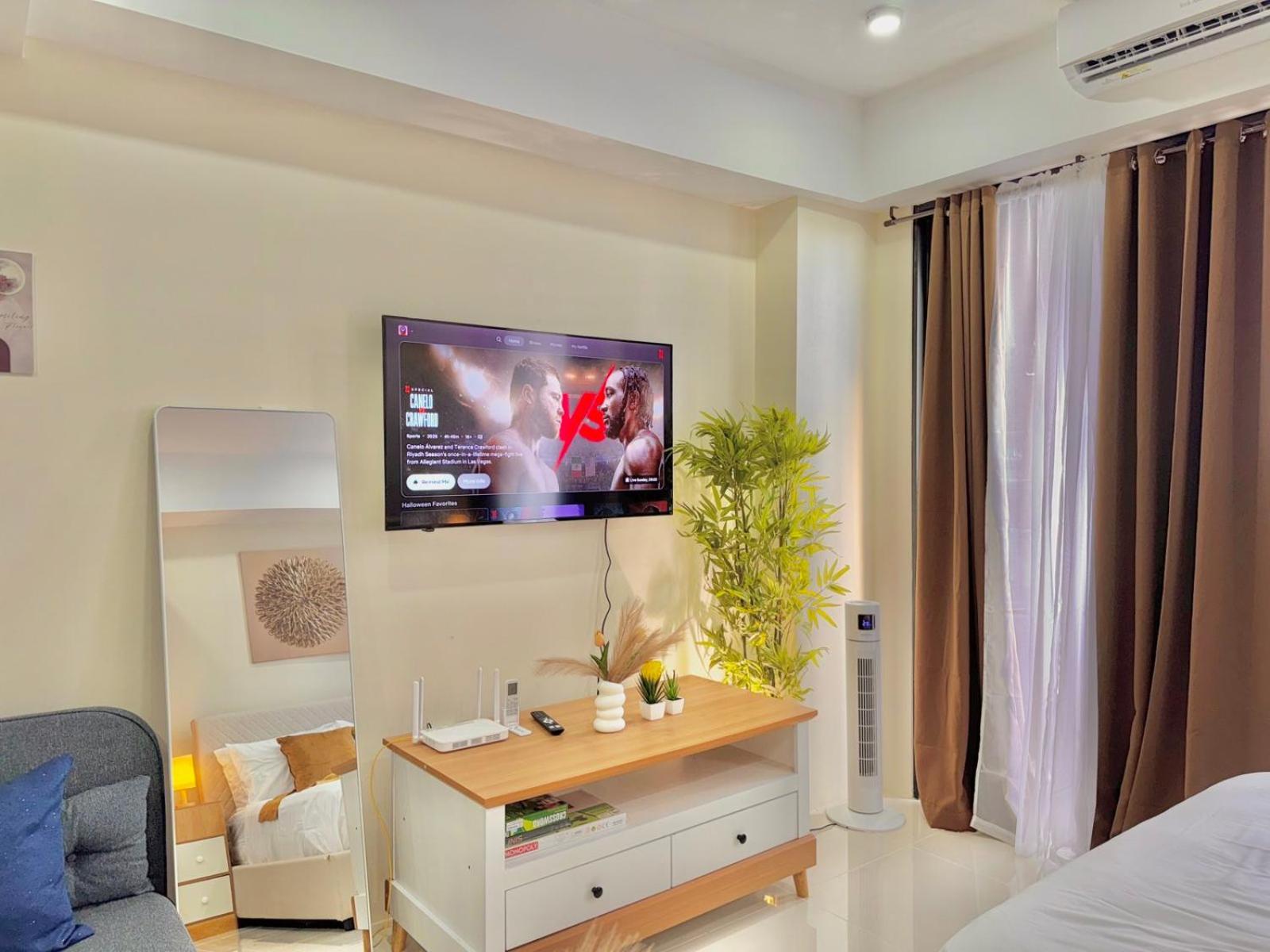 Luxe Bed Free Wi-Fi Movie streaming Pool Gym Near Airport and Mactan Newtown