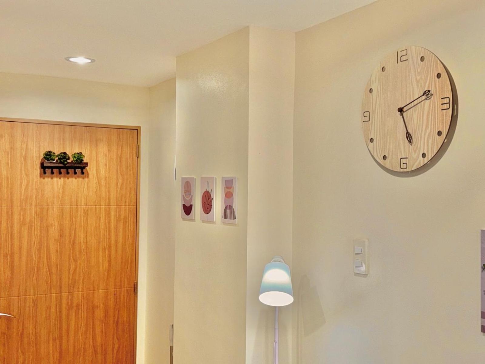 Luxe Bed Free Wi-Fi Movie streaming Pool Gym Near Airport and Mactan Newtown