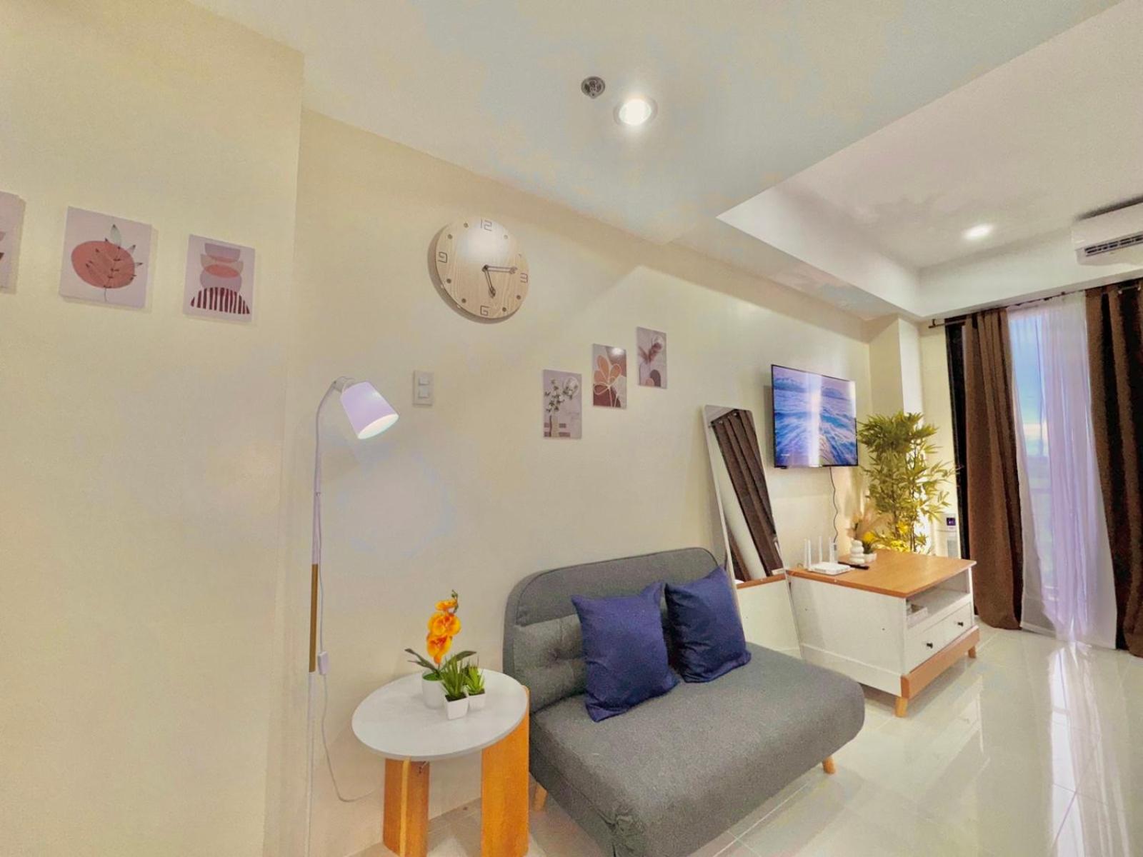 Luxe Bed Free Wi-Fi Movie streaming Pool Gym Near Airport and Mactan Newtown