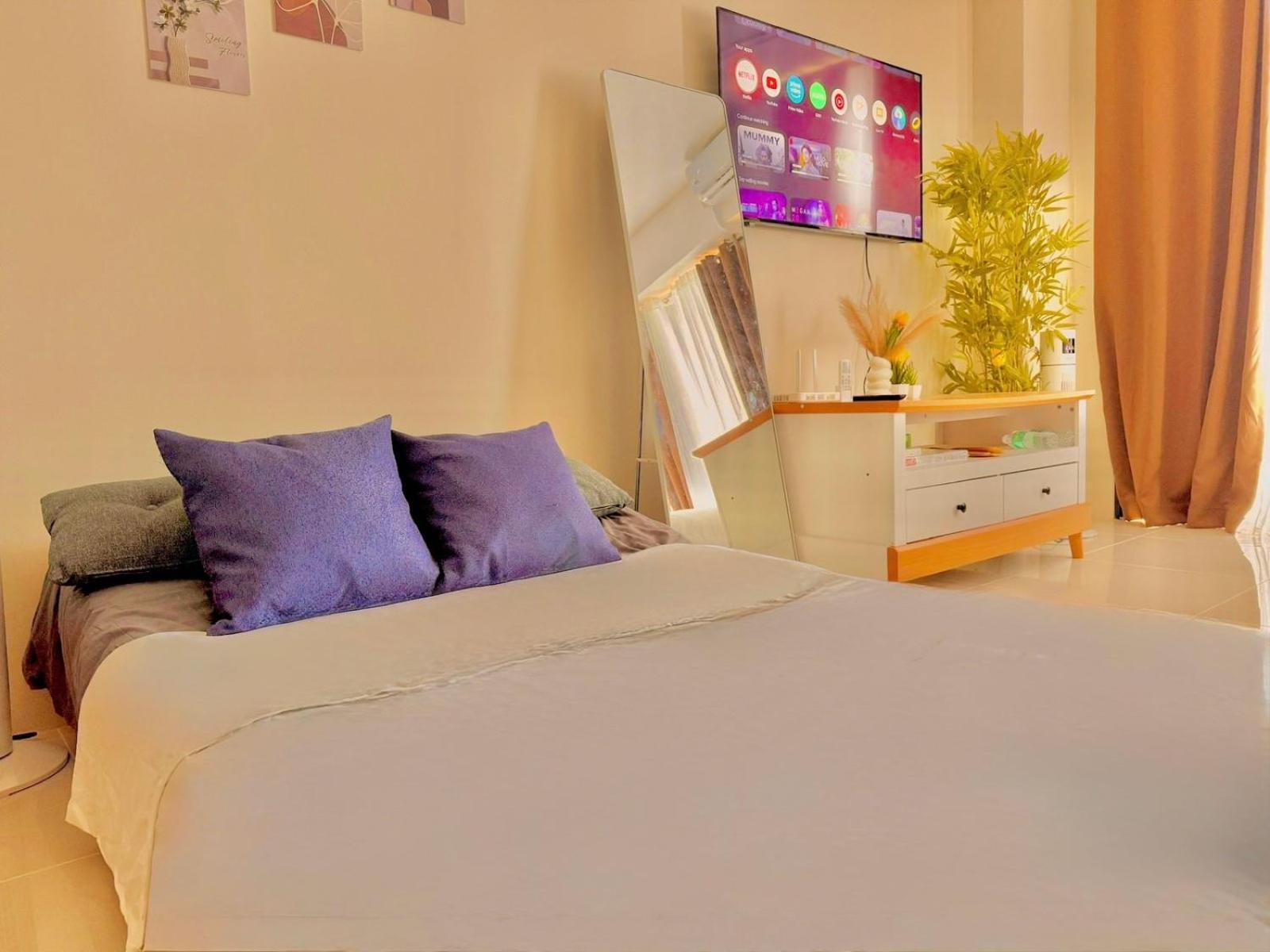 Luxe Bed Free Wi-Fi Movie streaming Pool Gym Near Airport and Mactan Newtown