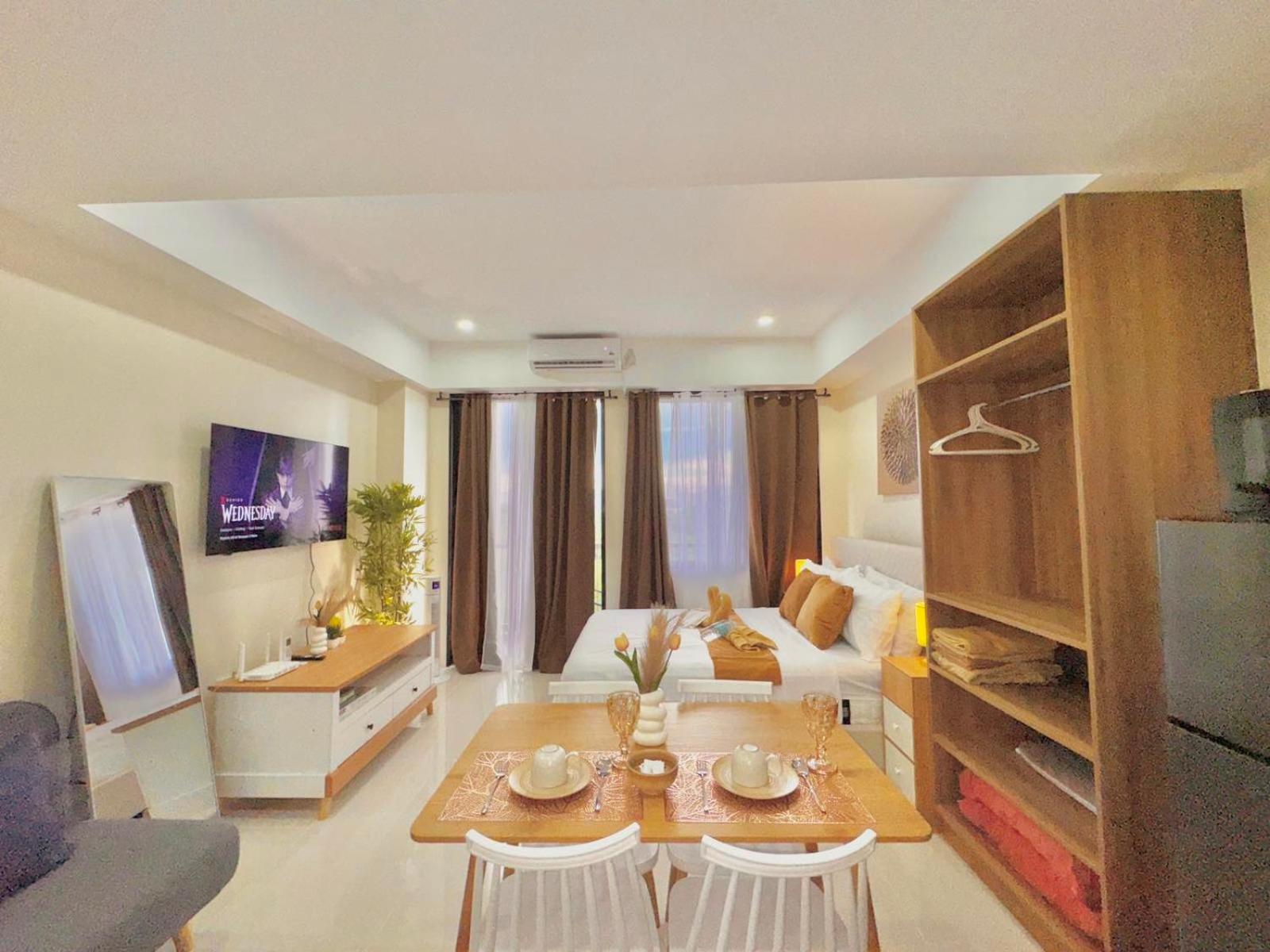 Luxe Bed Free Wi-Fi Movie streaming Pool Gym Near Airport and Mactan Newtown