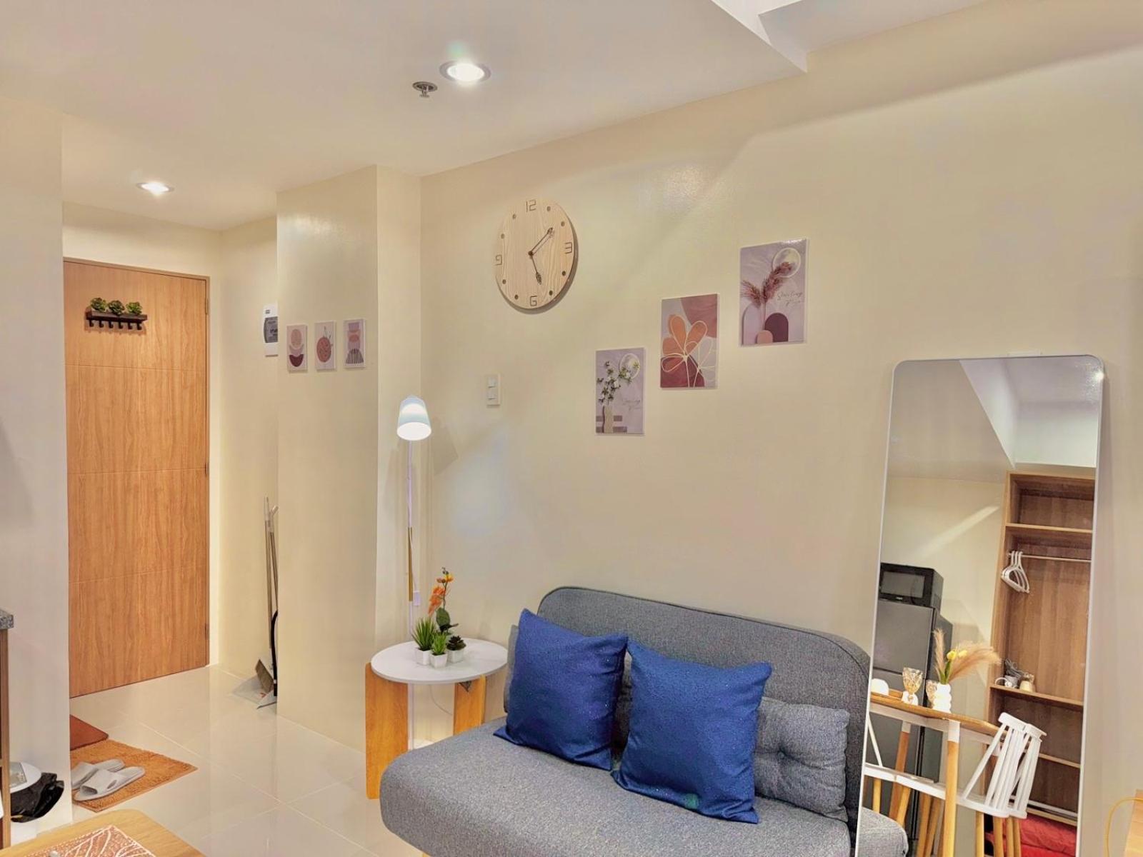 Luxe Bed Free Wi-Fi Movie streaming Pool Gym Near Airport and Mactan Newtown