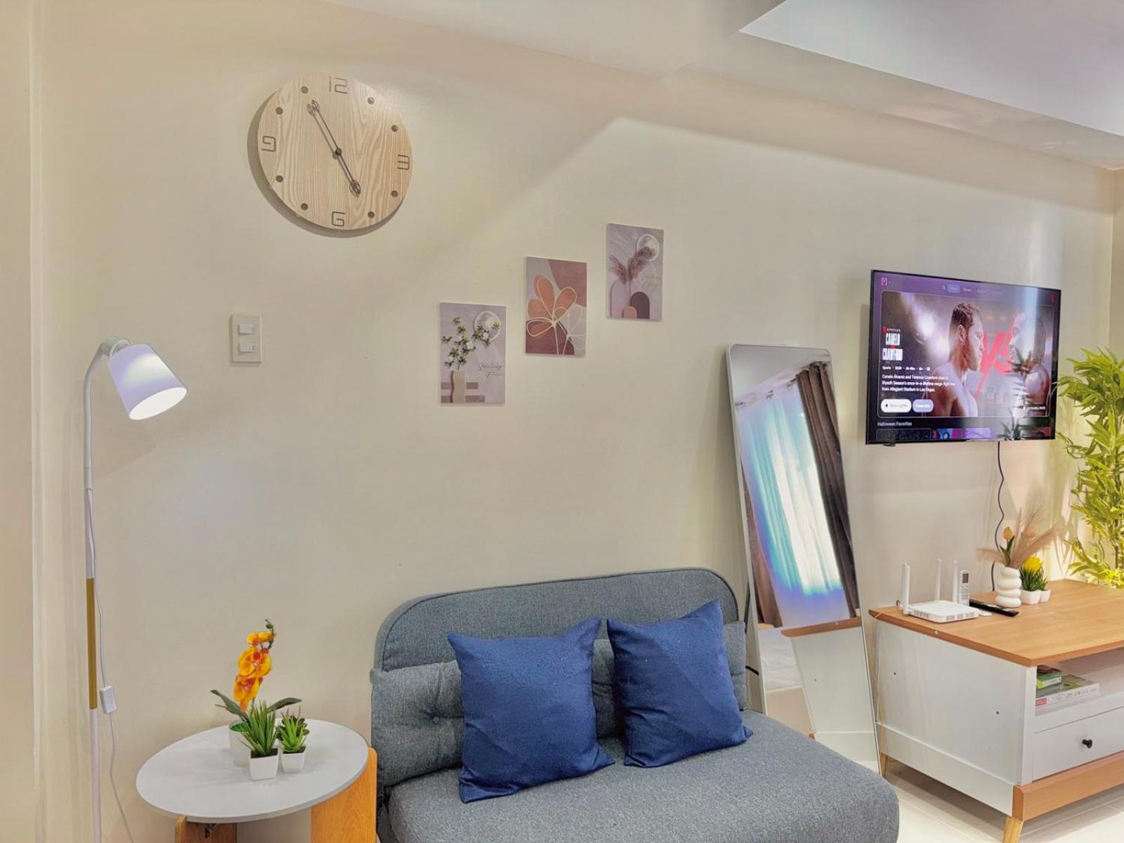 Luxe Bed Free Wi-Fi Movie streaming Pool Gym Near Airport and Mactan Newtown