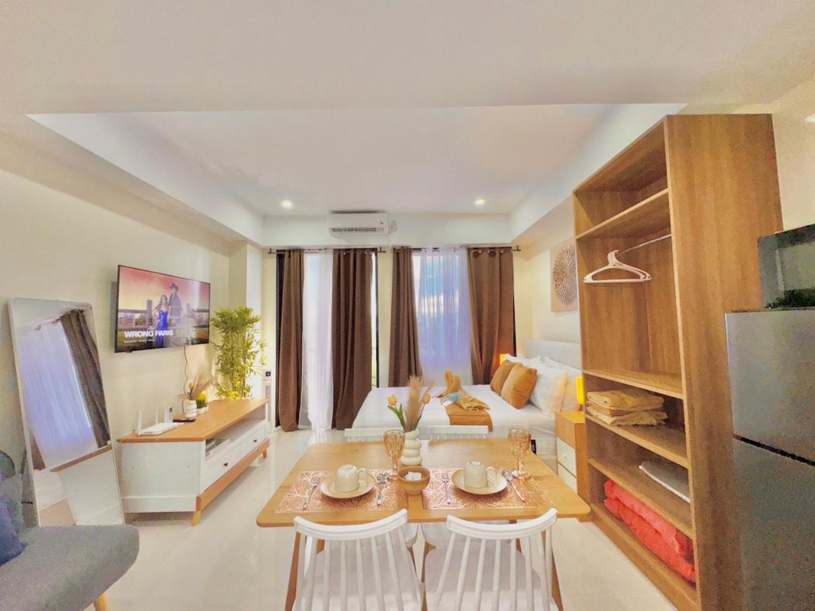 Luxe Bed Free Wi-Fi Movie streaming Pool Gym Near Airport and Mactan Newtown