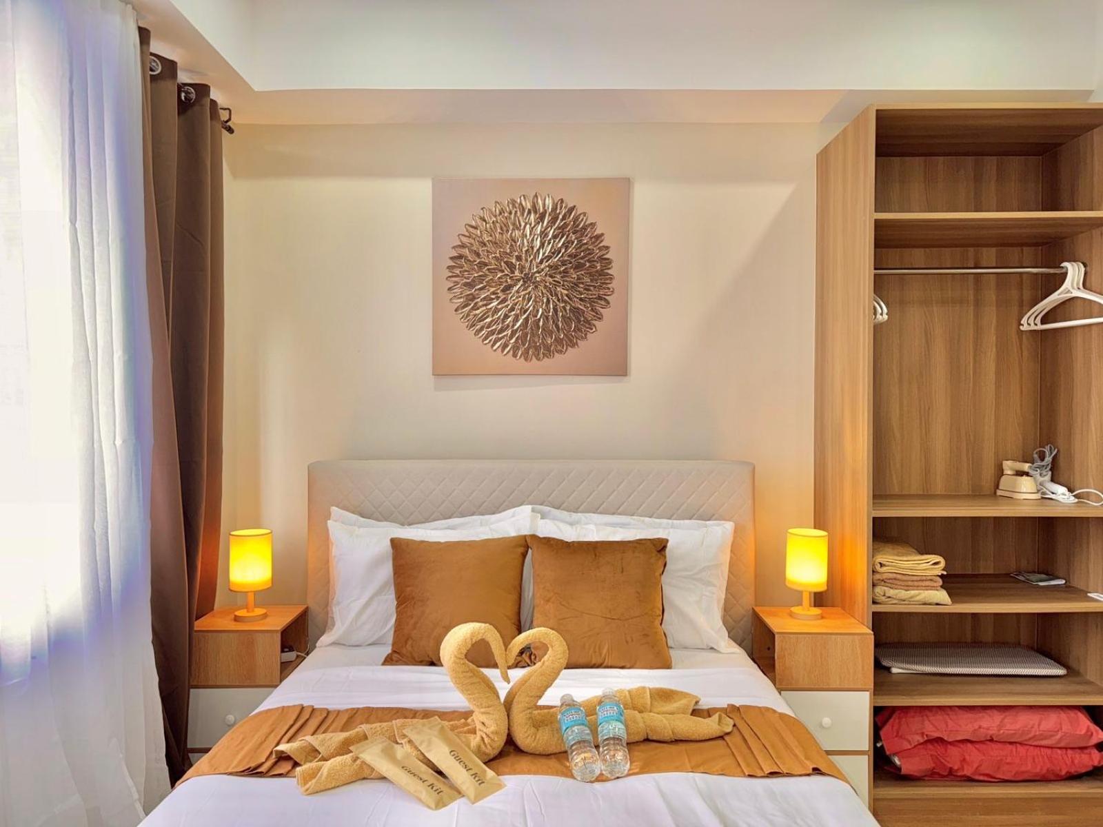 Luxe Bed Free Wi-Fi Movie streaming Pool Gym Near Airport and Mactan Newtown