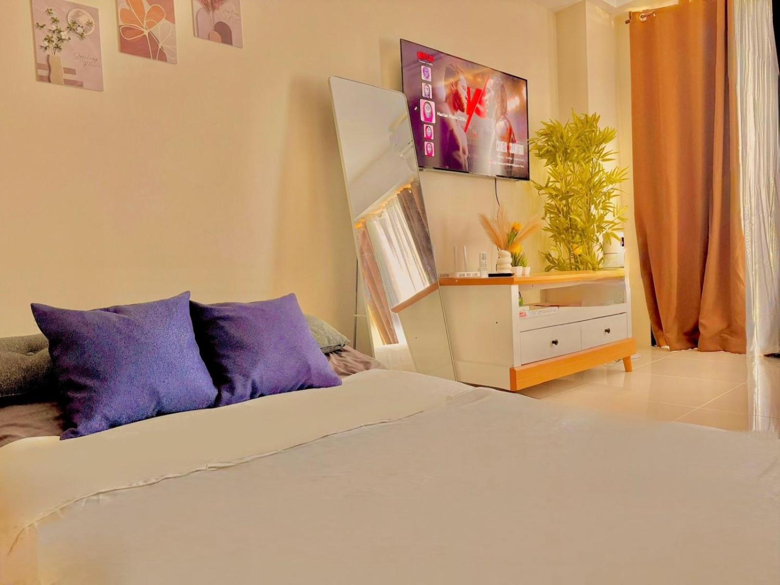 Luxe Bed Free Wi-Fi Movie streaming Pool Gym Near Airport and Mactan Newtown