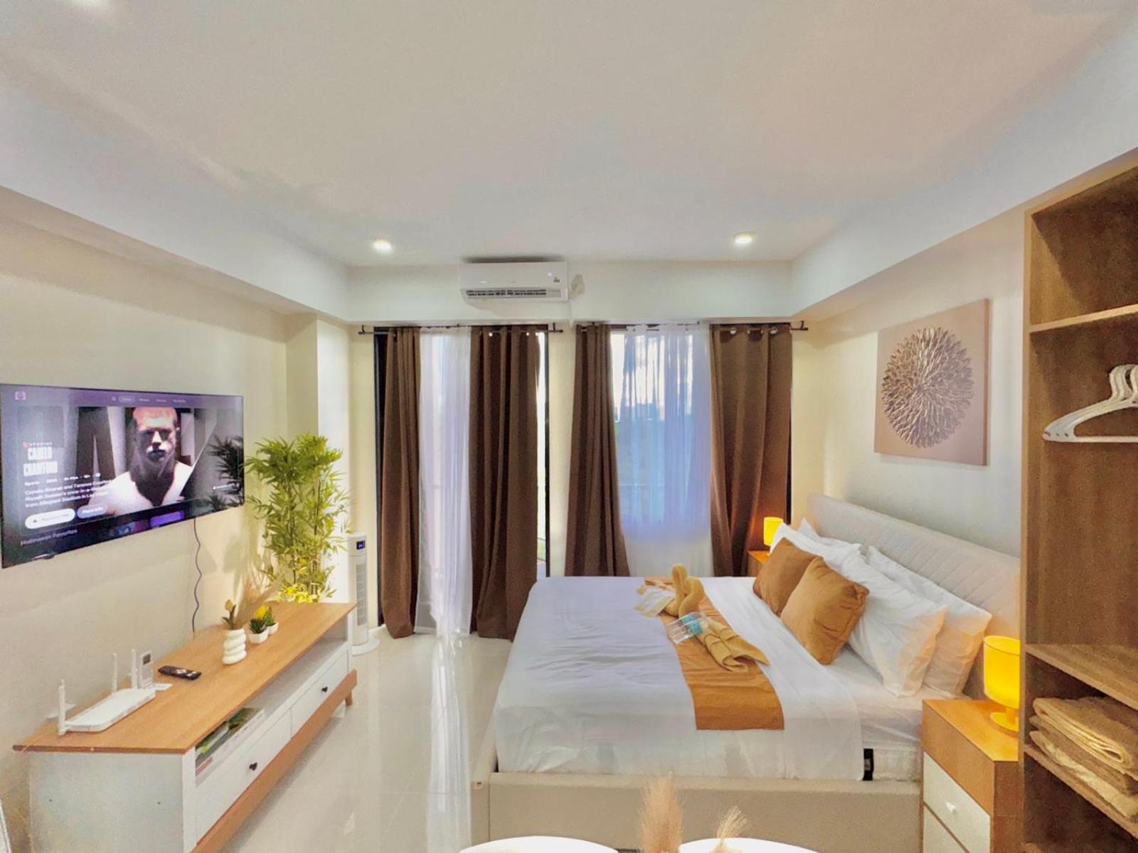 Luxe Bed Free Wi-Fi Movie streaming Pool Gym Near Airport and Mactan Newtown