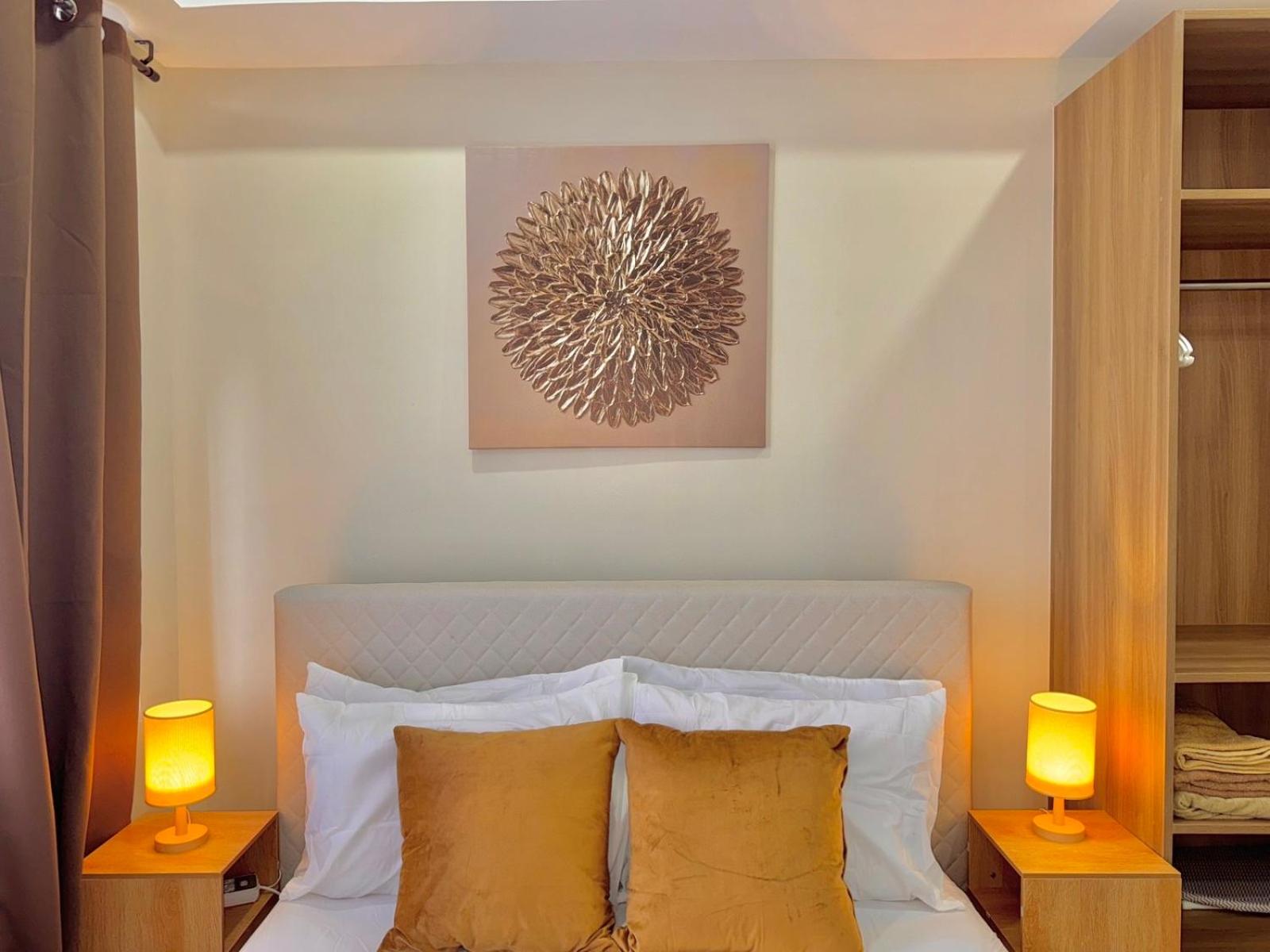 Luxe Bed Free Wi-Fi Movie streaming Pool Gym Near Airport and Mactan Newtown
