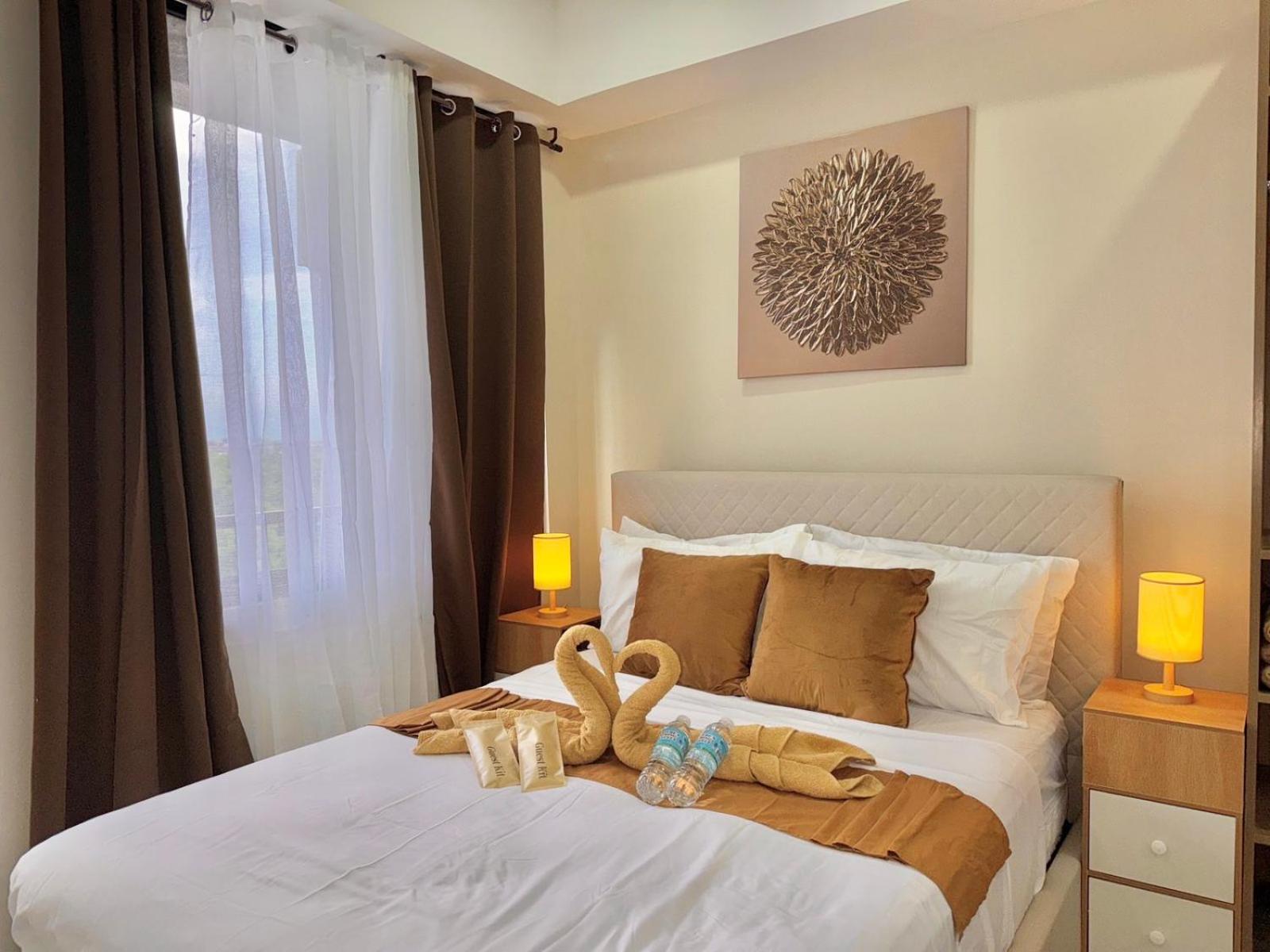 Luxe Bed Free Wi-Fi Movie streaming Pool Gym Near Airport and Mactan Newtown