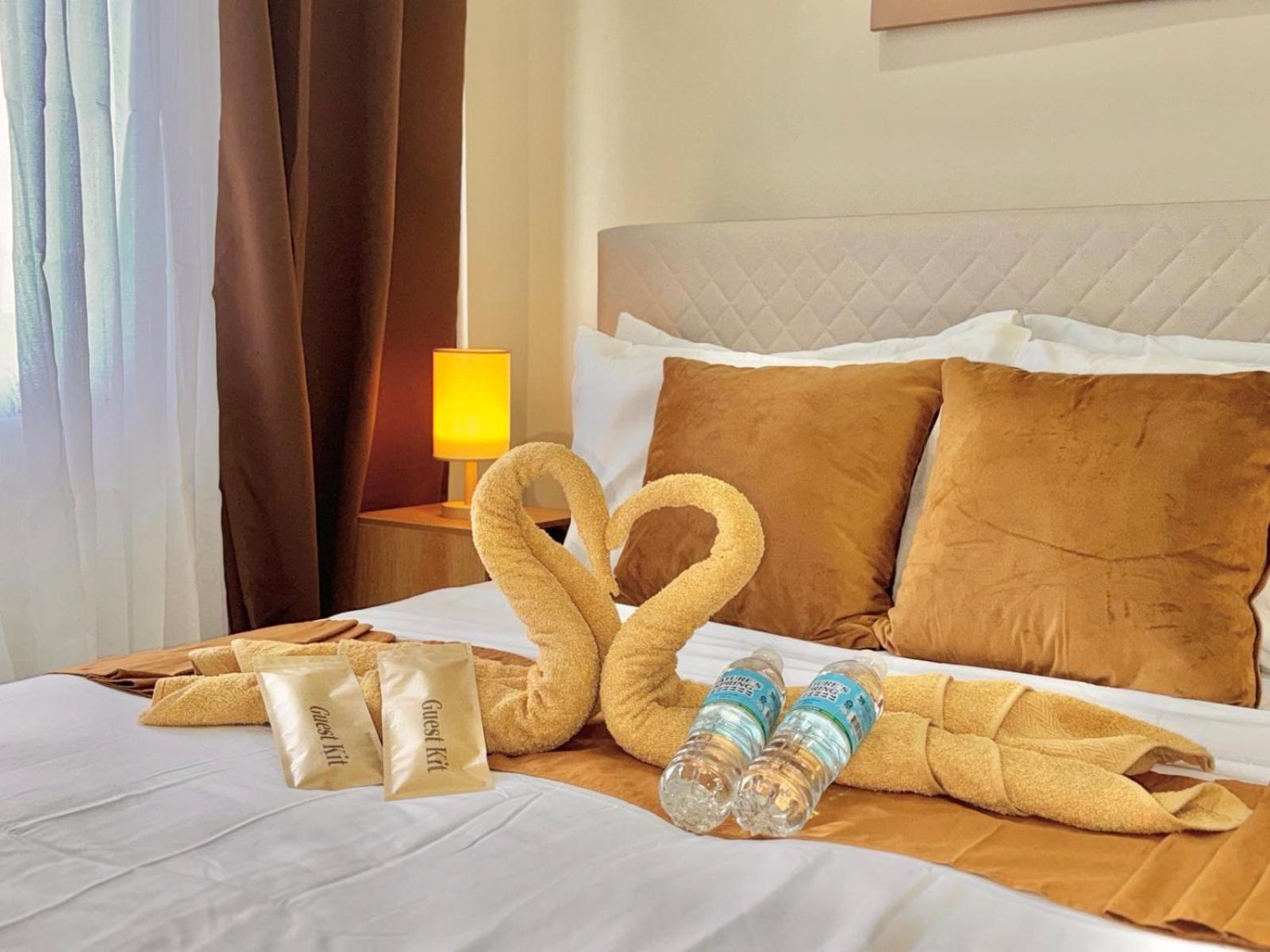 Luxe Bed Free Wi-Fi Movie streaming Pool Gym Near Airport and Mactan Newtown