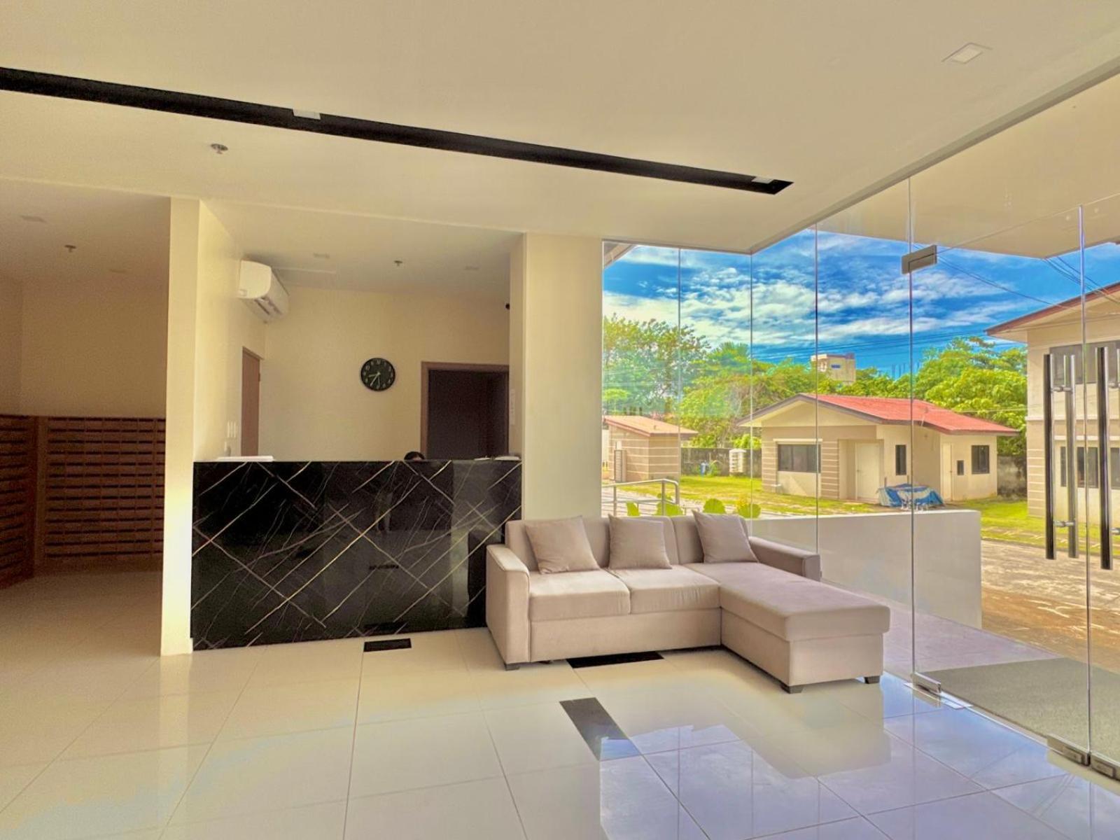 Luxe Bed Free Wi-Fi Movie streaming Pool Gym Near Airport and Mactan Newtown