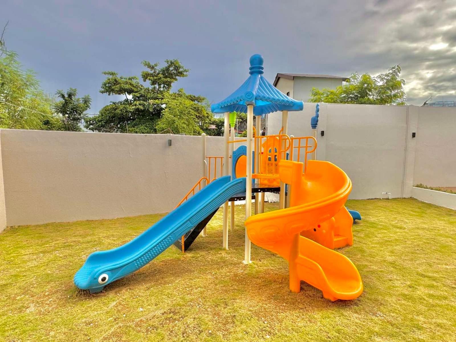 Luxe Bed Free Wi-Fi Movie streaming Pool Gym Near Airport and Mactan Newtown