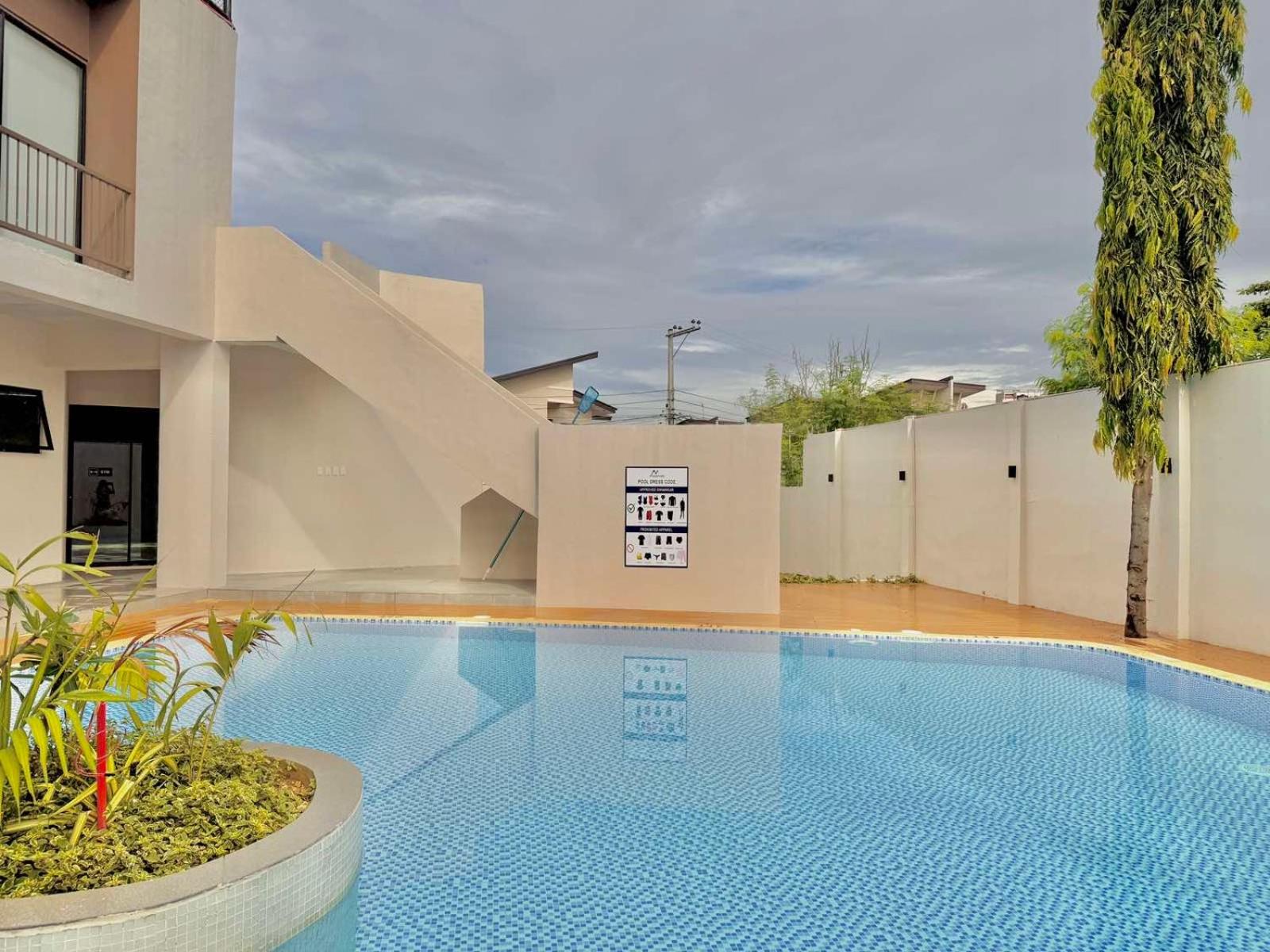 Luxe Bed Free Wi-Fi Movie streaming Pool Gym Near Airport and Mactan Newtown