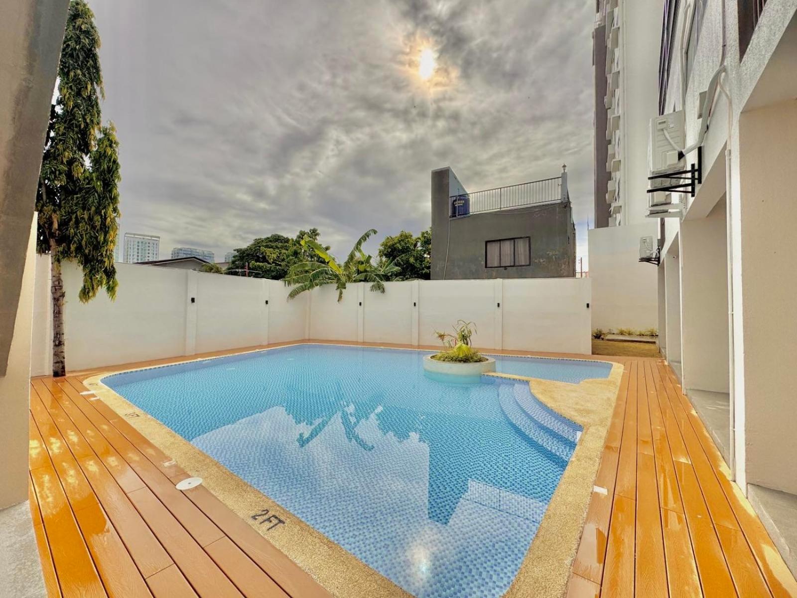 Luxe Bed Free Wi-Fi Movie streaming Pool Gym Near Airport and Mactan Newtown