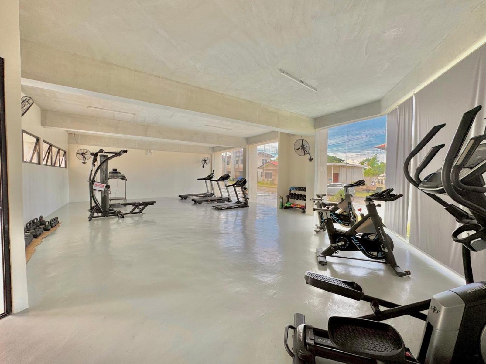 Luxe Bed Free Wi-Fi Movie streaming Pool Gym Near Airport and Mactan Newtown
