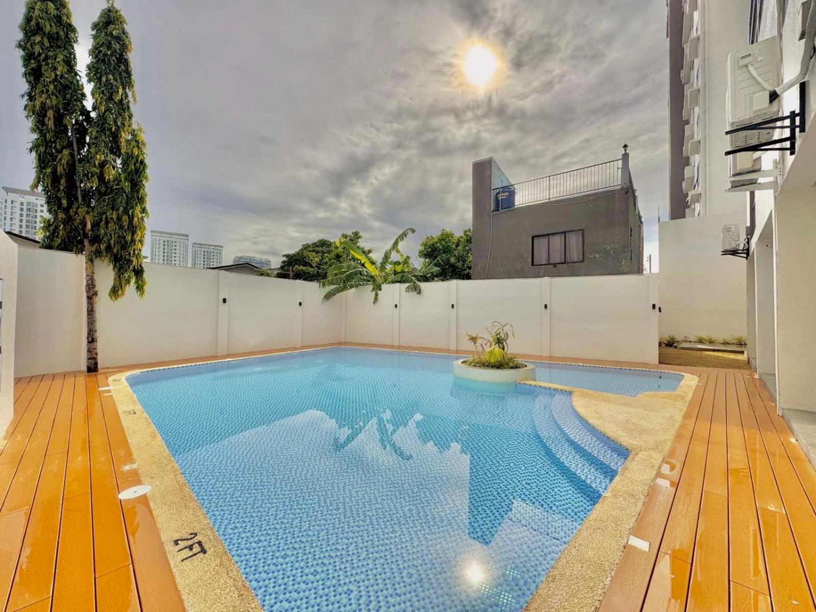 Luxe Bed Free Wi-Fi Movie streaming Pool Gym Near Airport and Mactan Newtown